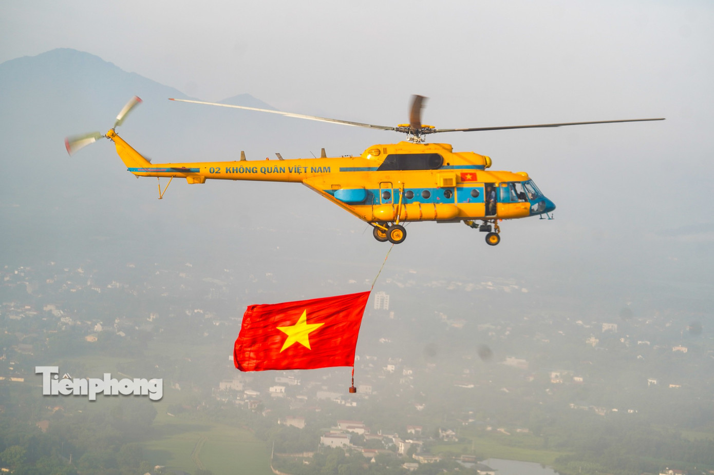 10 Trực thăng kéo cờ Đảng và cờ Tổ quốc bay trên bầu trời Hà Nội - Ảnh 12.