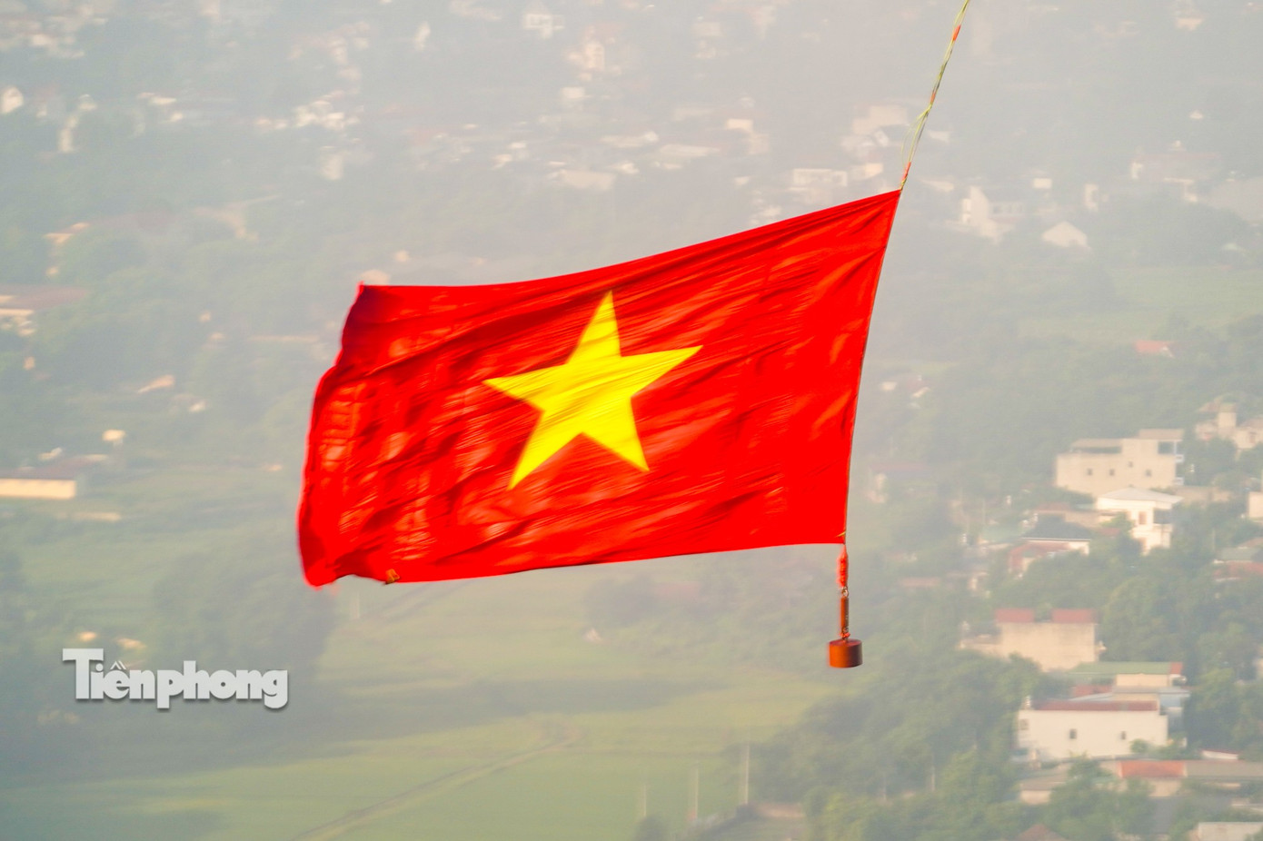 10 Trực thăng kéo cờ Đảng và cờ Tổ quốc bay trên bầu trời Hà Nội - Ảnh 13.