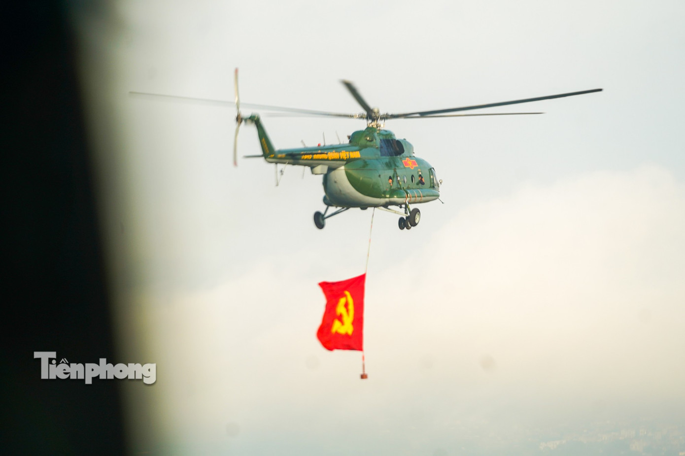 10 Trực thăng kéo cờ Đảng và cờ Tổ quốc bay trên bầu trời Hà Nội - Ảnh 11.