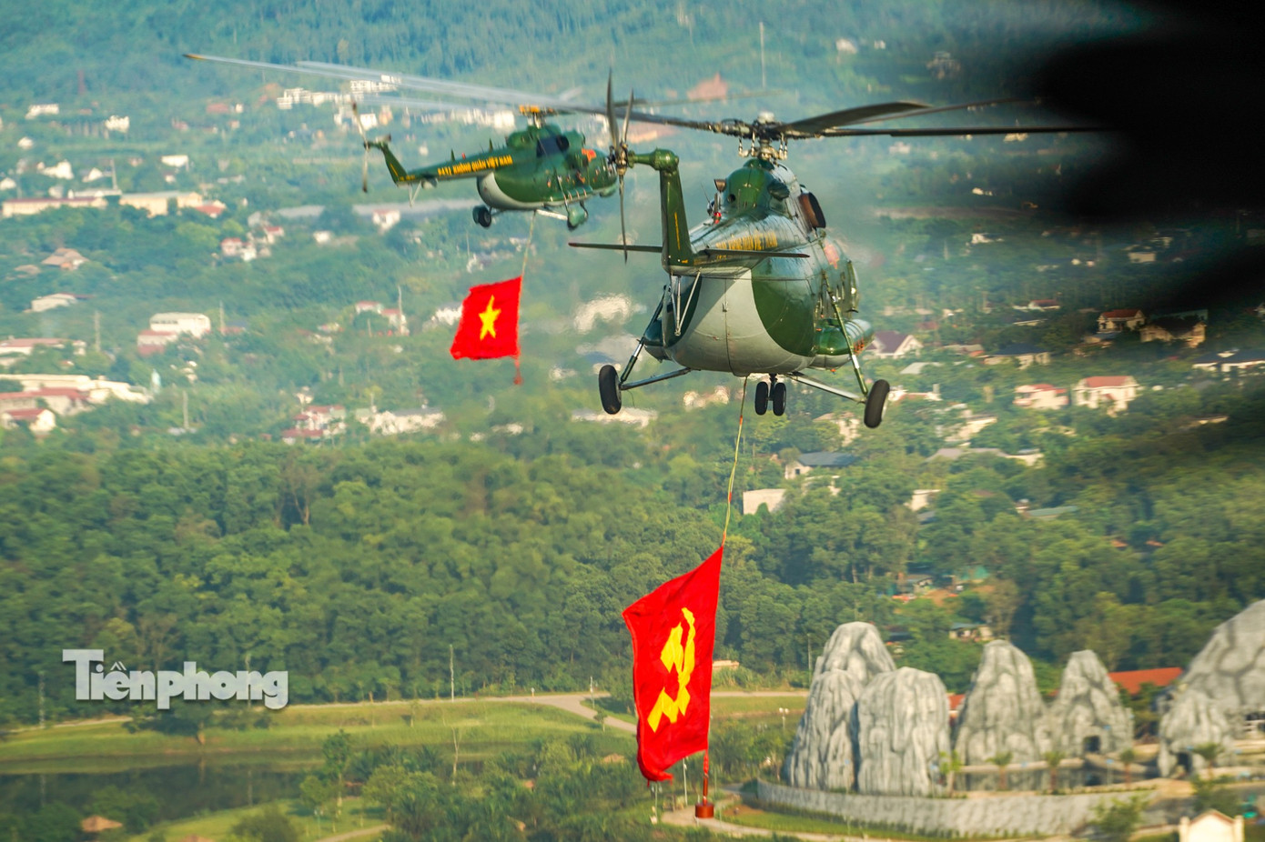10 Trực thăng kéo cờ Đảng và cờ Tổ quốc bay trên bầu trời Hà Nội - Ảnh 10.