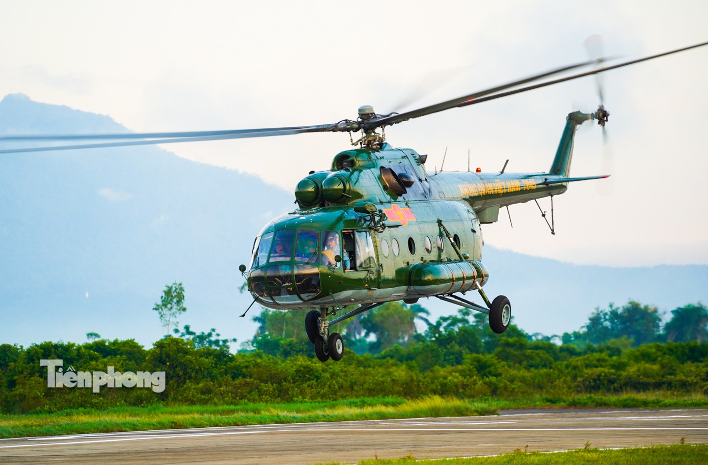 10 Trực thăng kéo cờ Đảng và cờ Tổ quốc bay trên bầu trời Hà Nội - Ảnh 2.