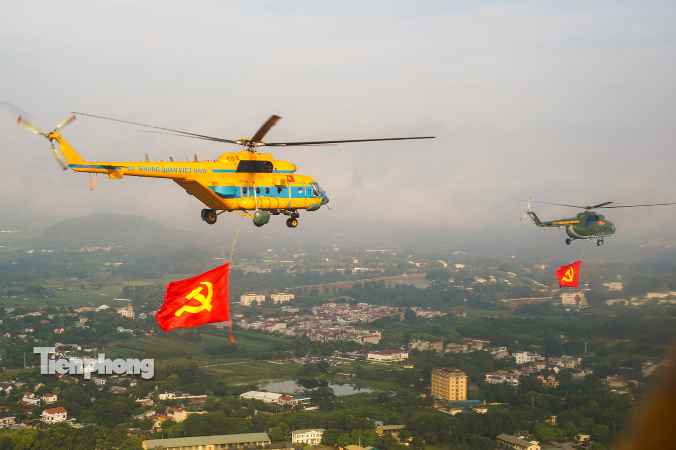 10 Trực thăng kéo cờ Đảng và cờ Tổ quốc bay trên bầu trời Hà Nội - Ảnh 14.