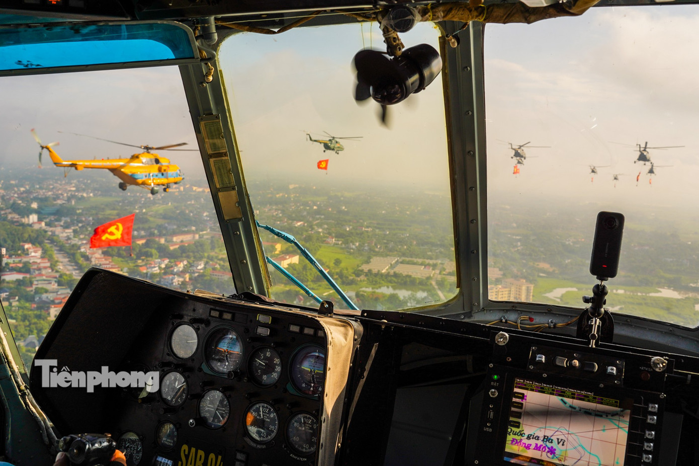 10 Trực thăng kéo cờ Đảng và cờ Tổ quốc bay trên bầu trời Hà Nội - Ảnh 16.
