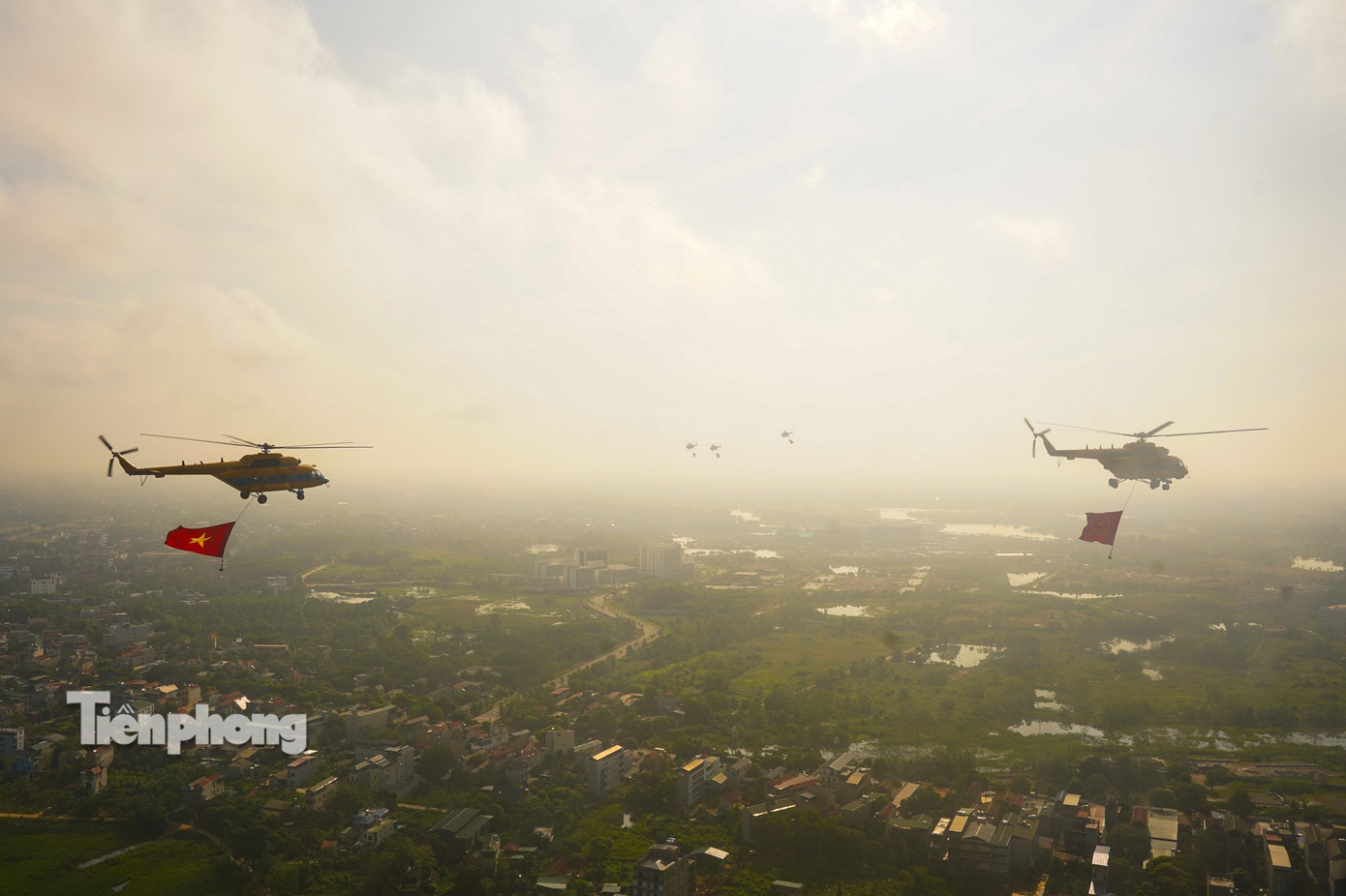10 Trực thăng kéo cờ Đảng và cờ Tổ quốc bay trên bầu trời Hà Nội - Ảnh 17.