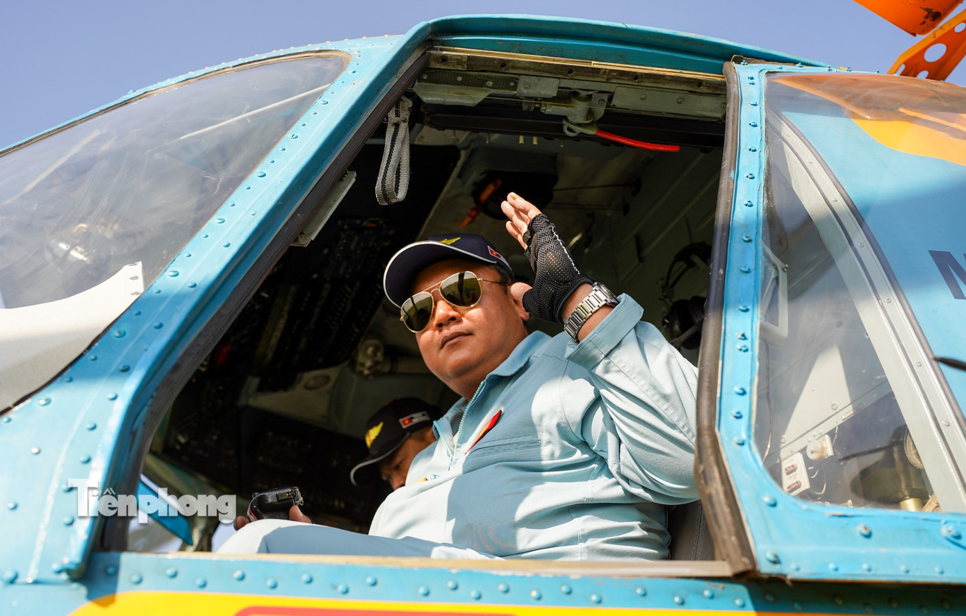 10 Trực thăng kéo cờ Đảng và cờ Tổ quốc bay trên bầu trời Hà Nội - Ảnh 20.