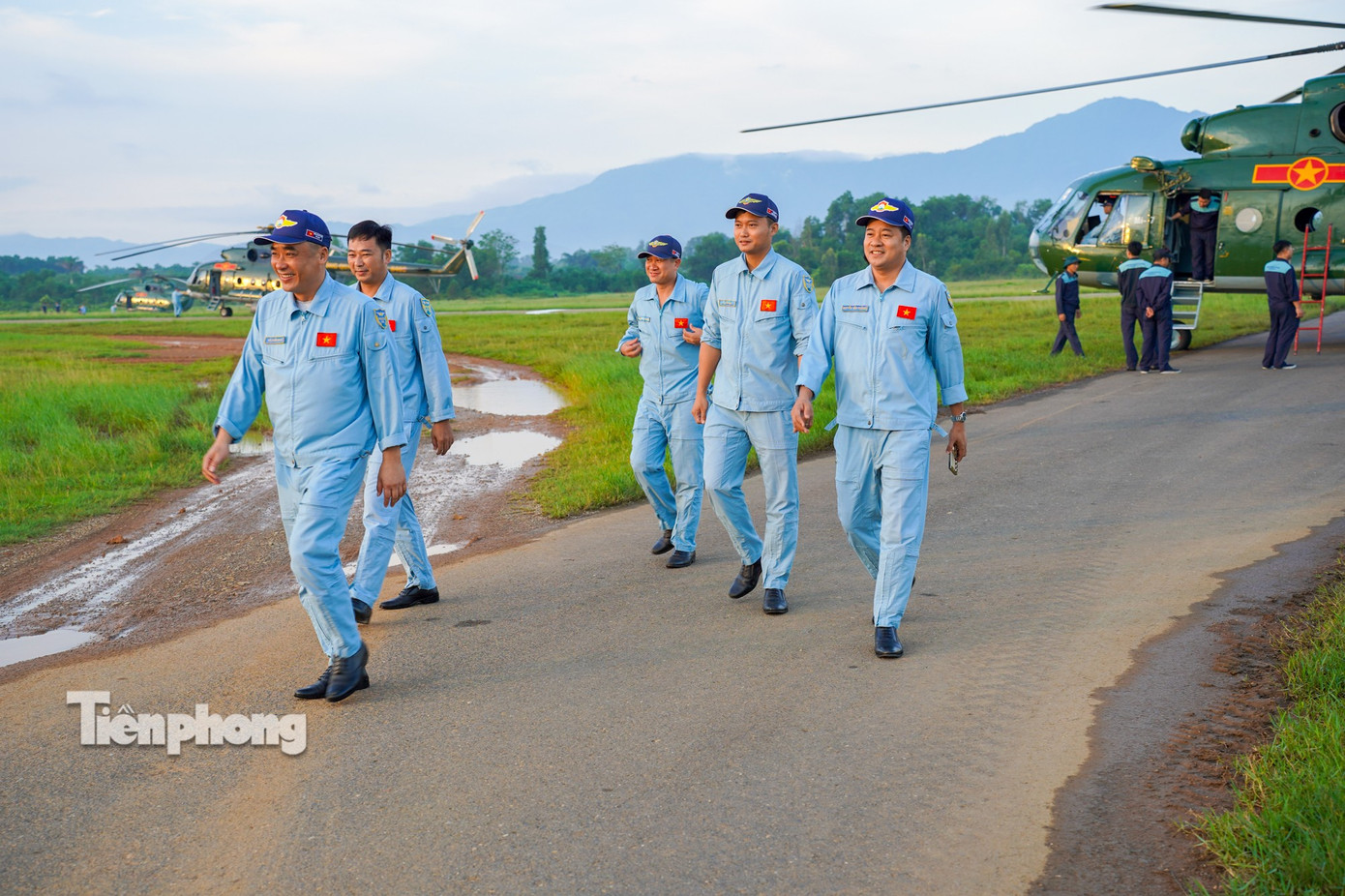 10 Trực thăng kéo cờ Đảng và cờ Tổ quốc bay trên bầu trời Hà Nội - Ảnh 22.