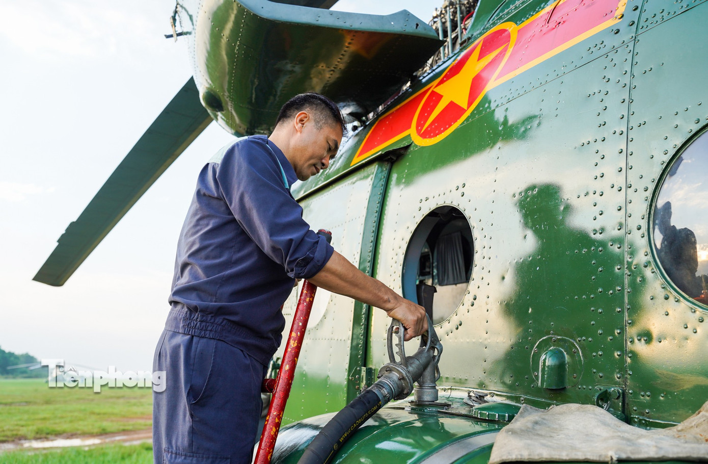 10 Trực thăng kéo cờ Đảng và cờ Tổ quốc bay trên bầu trời Hà Nội - Ảnh 5.