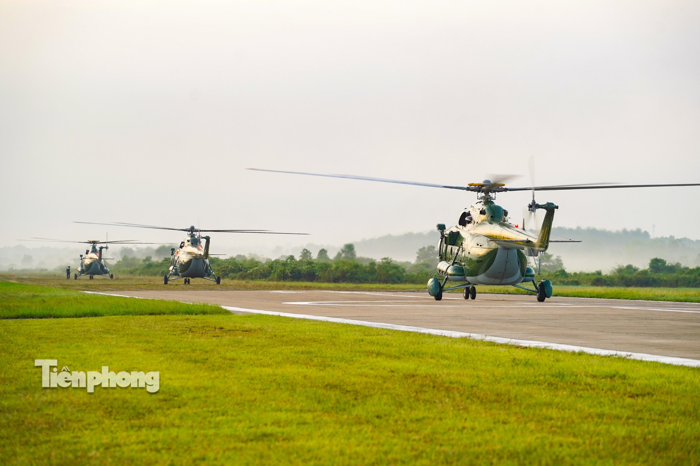 10 Trực thăng kéo cờ Đảng và cờ Tổ quốc bay trên bầu trời Hà Nội - Ảnh 1.