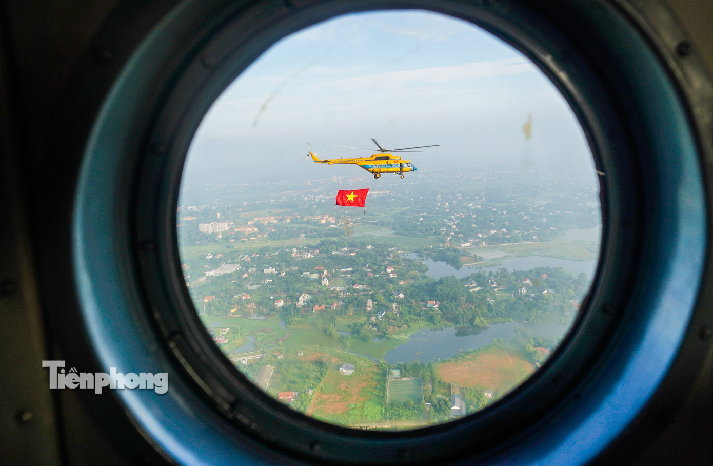 10 Trực thăng kéo cờ Đảng và cờ Tổ quốc bay trên bầu trời Hà Nội - Ảnh 19.