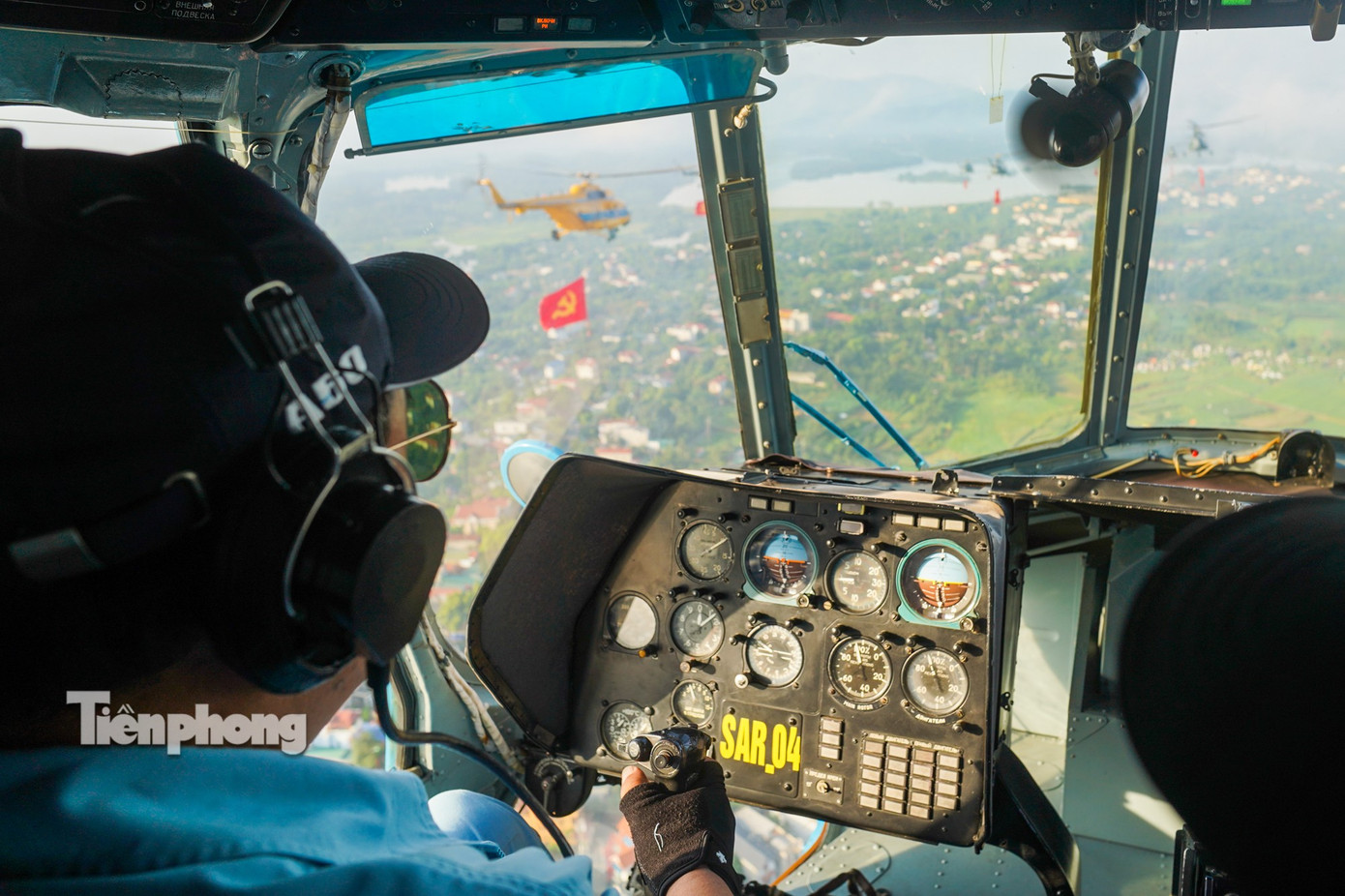 10 Trực thăng kéo cờ Đảng và cờ Tổ quốc bay trên bầu trời Hà Nội - Ảnh 15.