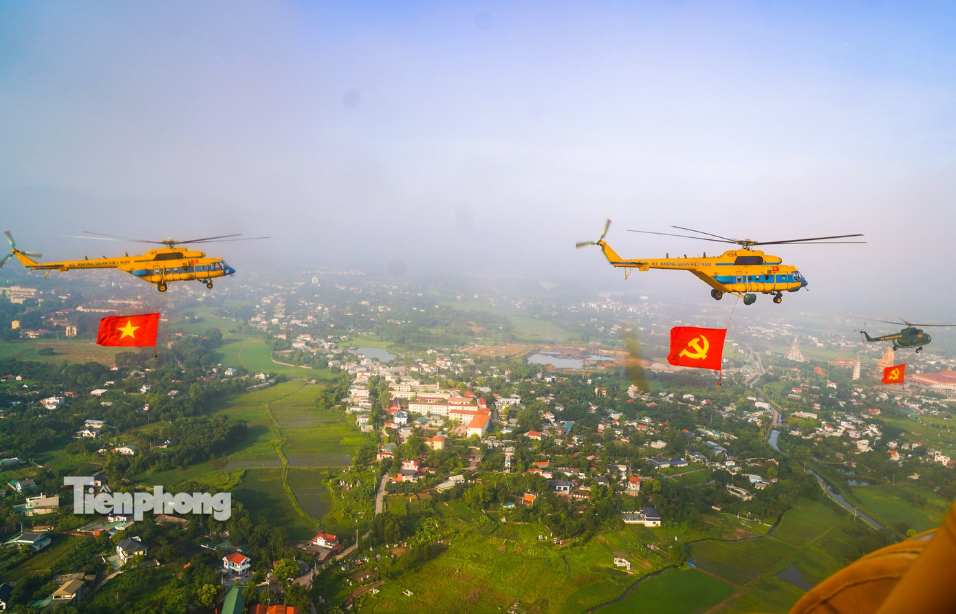 10 Trực thăng kéo cờ Đảng và cờ Tổ quốc bay trên bầu trời Hà Nội - Ảnh 8.