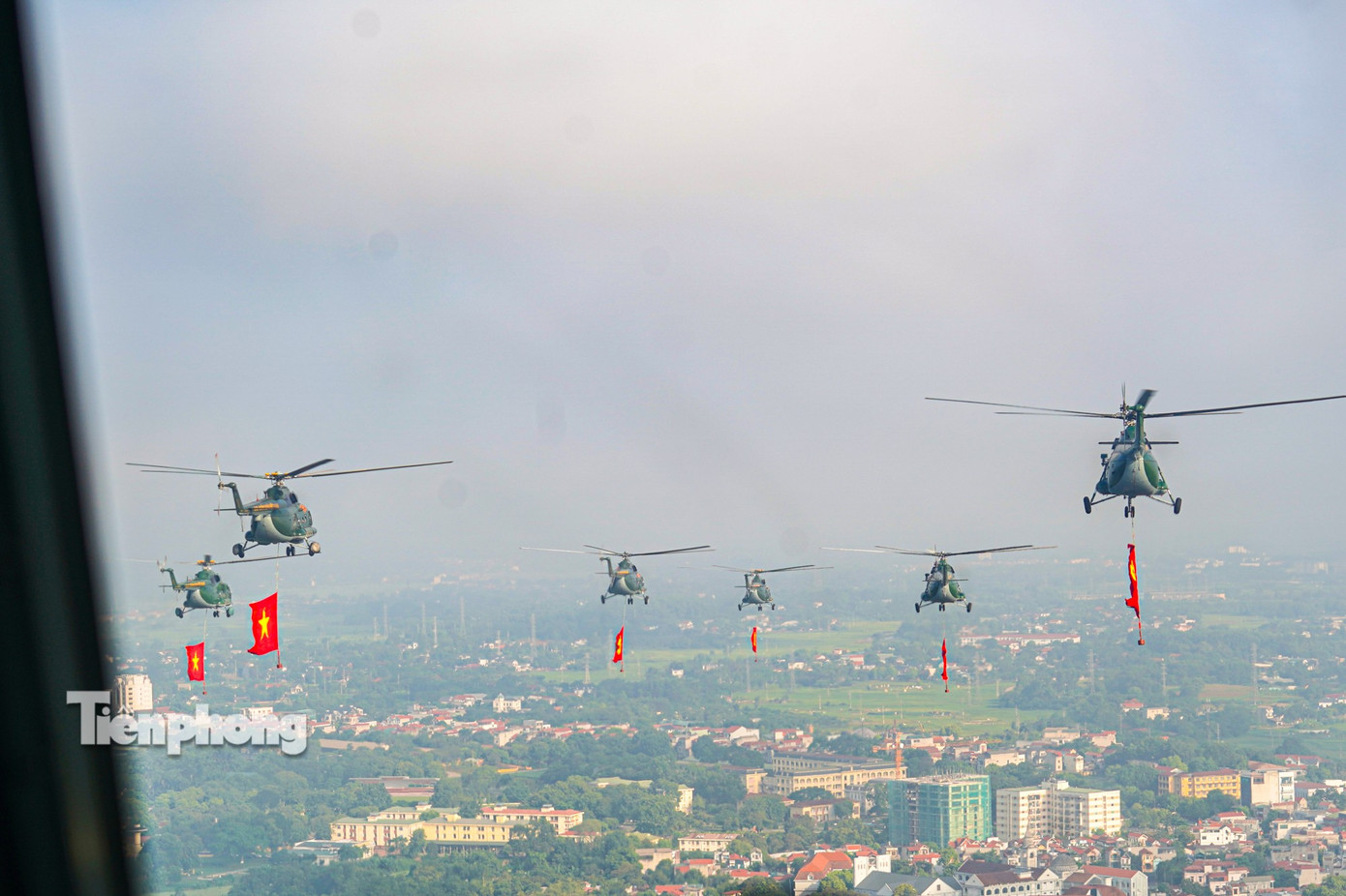 10 Trực thăng kéo cờ Đảng và cờ Tổ quốc bay trên bầu trời Hà Nội - Ảnh 9.