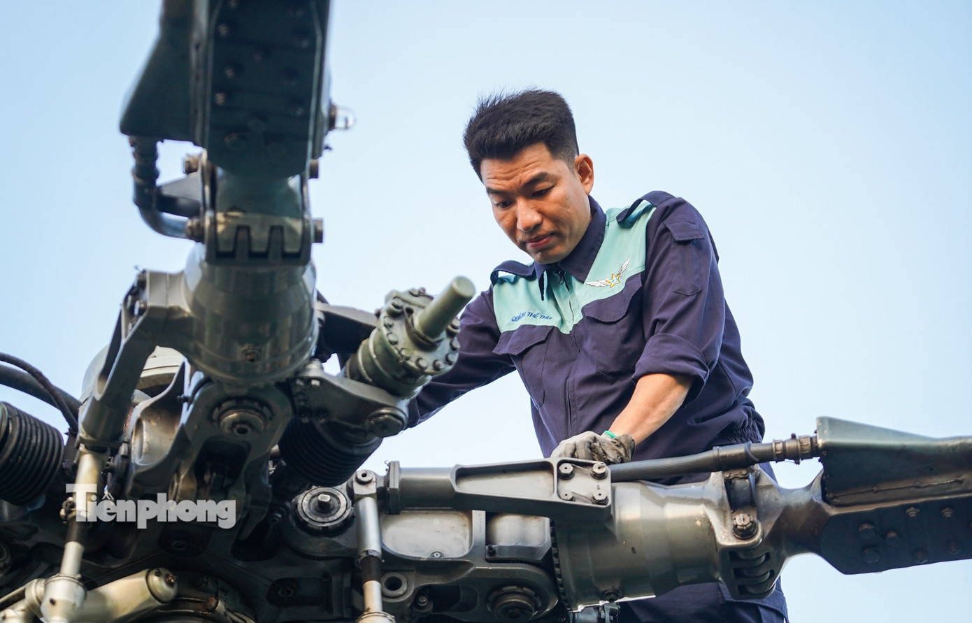 10 Trực thăng kéo cờ Đảng và cờ Tổ quốc bay trên bầu trời Hà Nội - Ảnh 4.