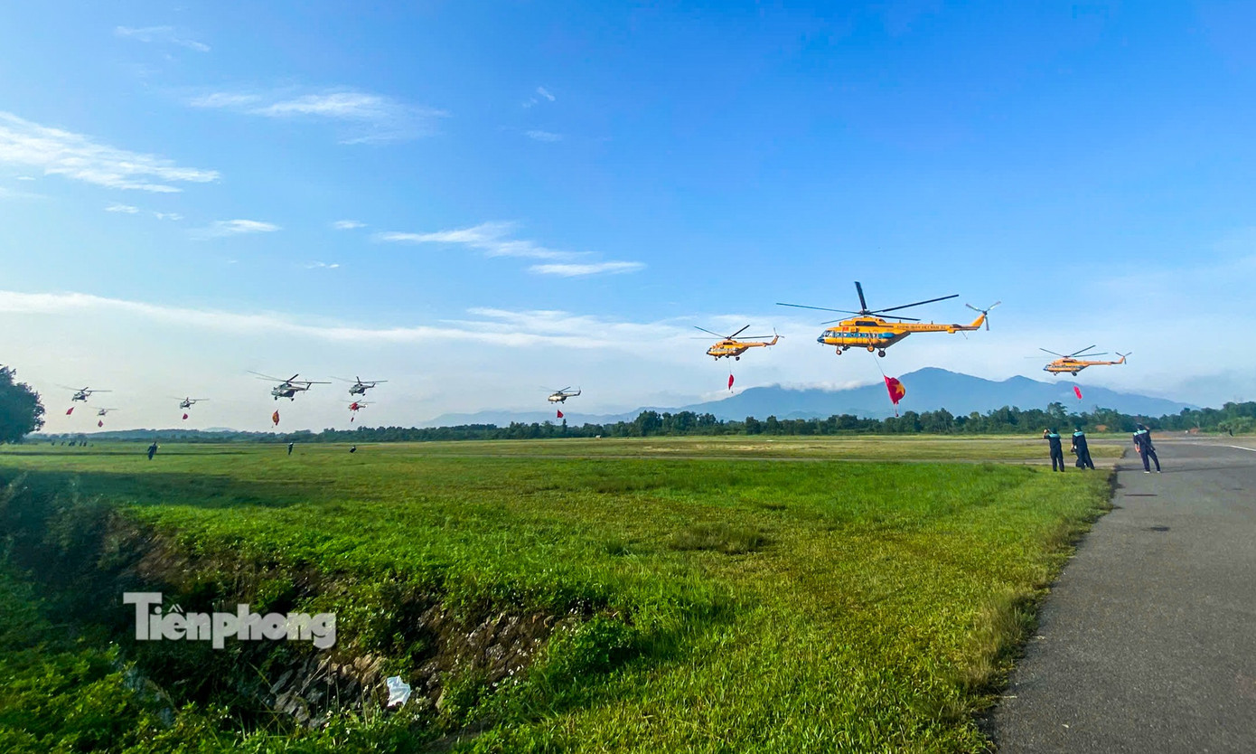 10 Trực thăng kéo cờ Đảng và cờ Tổ quốc bay trên bầu trời Hà Nội - Ảnh 7.
