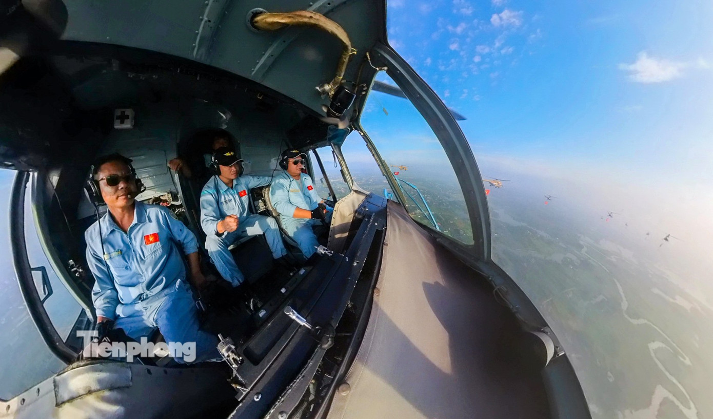 10 Trực thăng kéo cờ Đảng và cờ Tổ quốc bay trên bầu trời Hà Nội - Ảnh 18.