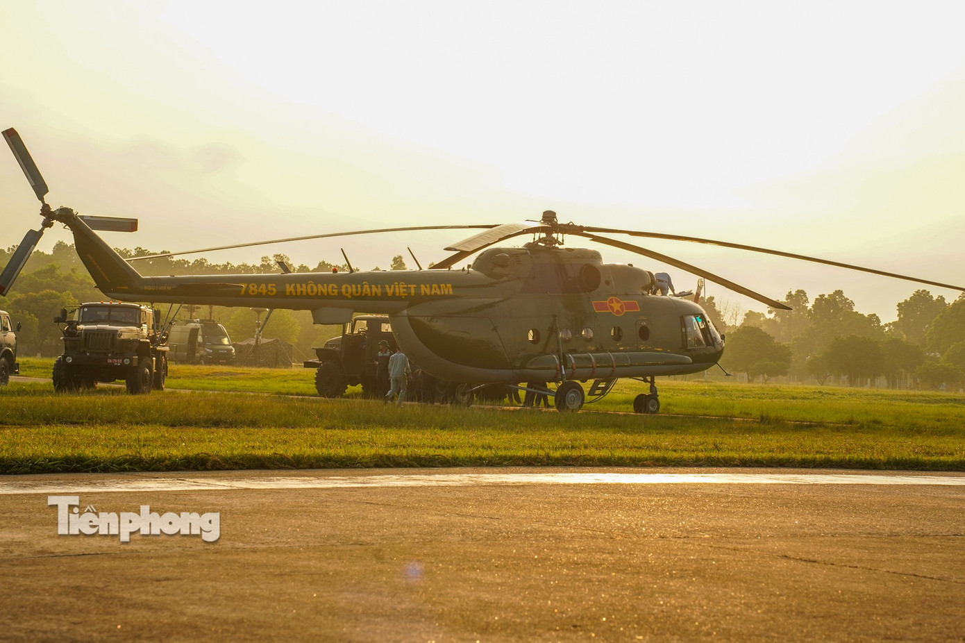 10 Trực thăng kéo cờ Đảng và cờ Tổ quốc bay trên bầu trời Hà Nội - Ảnh 21.