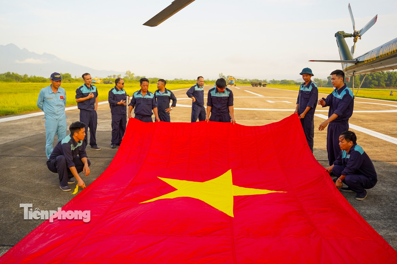 10 Trực thăng kéo cờ Đảng và cờ Tổ quốc bay trên bầu trời Hà Nội - Ảnh 6.