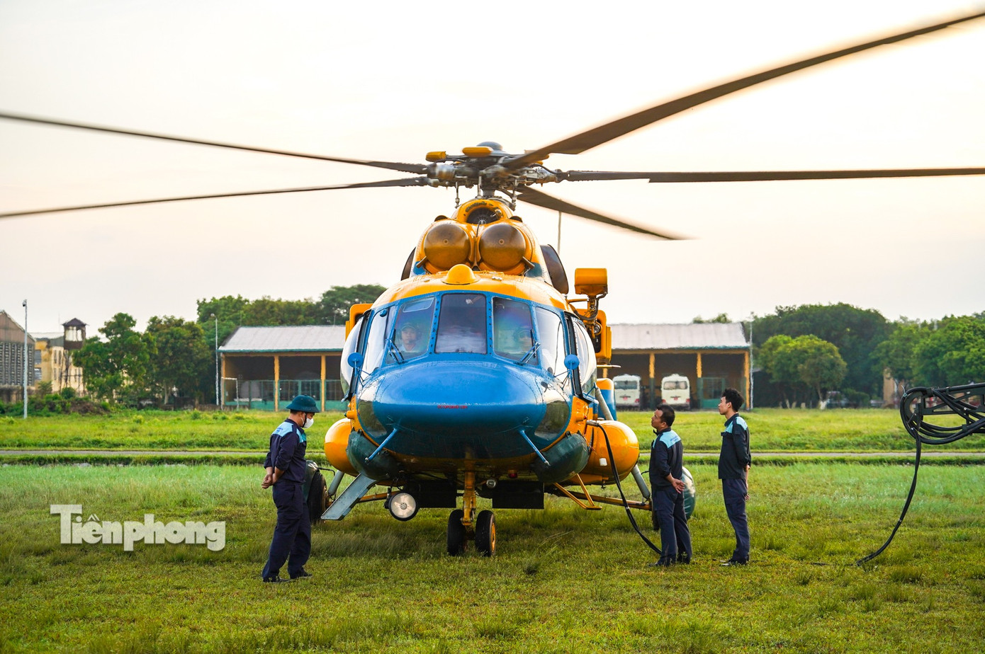 10 Trực thăng kéo cờ Đảng và cờ Tổ quốc bay trên bầu trời Hà Nội - Ảnh 3.