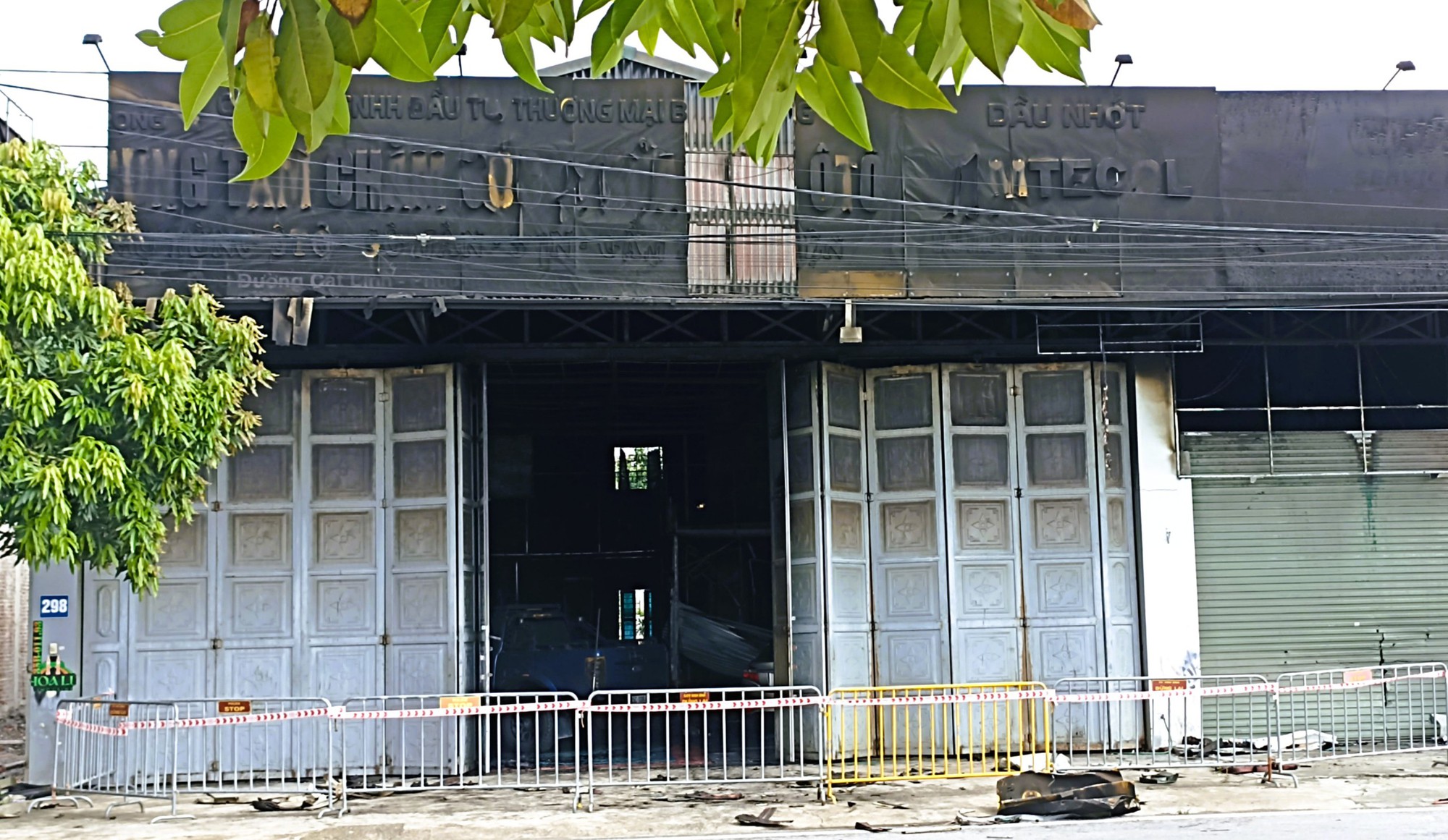 Cháy garage ô tô ở Ninh Bình khiến 1 người tử vong , điều tra nguyên nhân vụ việc - Ảnh 1.