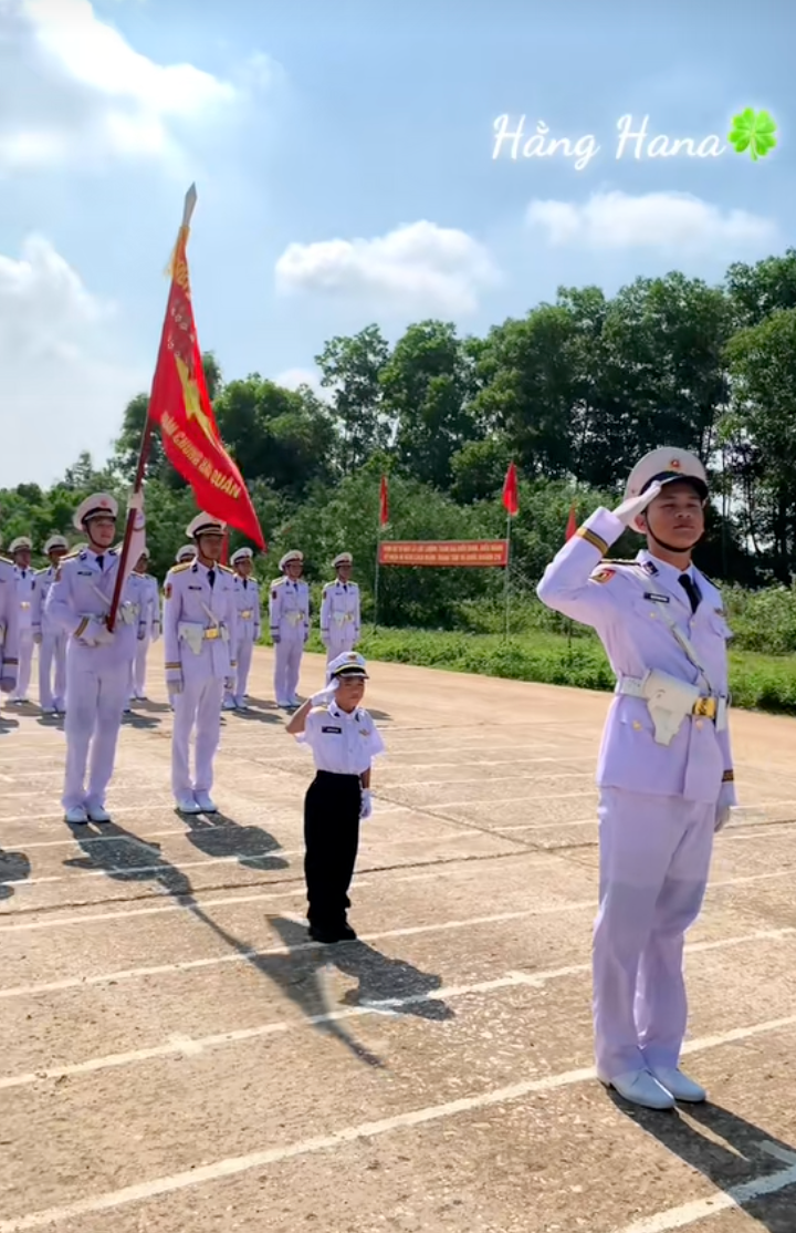 "Chiến sĩ nhí" 6 tuổi làm rạng danh khối nghỉ hè: Mùa hè ý nghĩa trong màu áo lính, được tập luyện cùng các chiến sĩ A80- Ảnh 5.