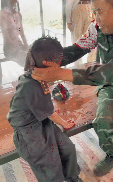 "Chiến sĩ nhí" 6 tuổi làm rạng danh khối nghỉ hè: Mùa hè ý nghĩa trong màu áo lính, được tập luyện cùng các chiến sĩ A80- Ảnh 13.