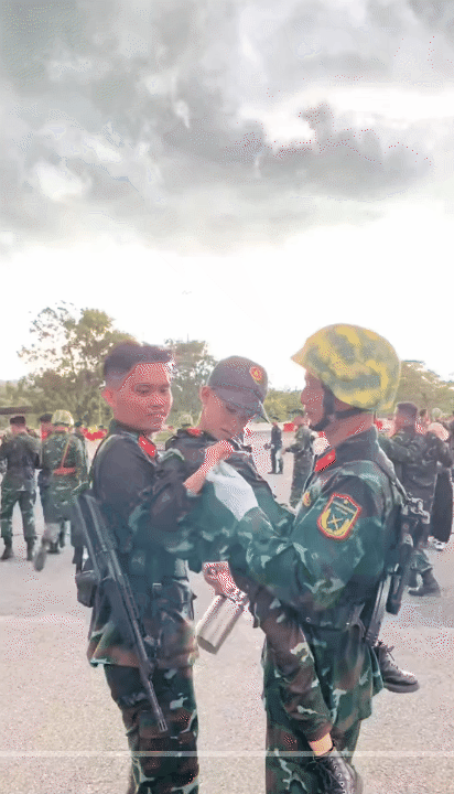 "Chiến sĩ nhí" 6 tuổi làm rạng danh khối nghỉ hè: Mùa hè ý nghĩa trong màu áo lính, được tập luyện cùng các chiến sĩ A80- Ảnh 19.