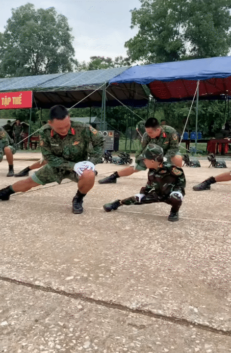 "Chiến sĩ nhí" 6 tuổi làm rạng danh khối nghỉ hè: Mùa hè ý nghĩa trong màu áo lính, được tập luyện cùng các chiến sĩ A80- Ảnh 8.