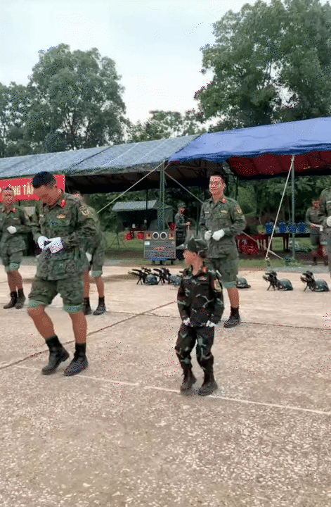 "Chiến sĩ nhí" 6 tuổi làm rạng danh khối nghỉ hè: Mùa hè ý nghĩa trong màu áo lính, được tập luyện cùng các chiến sĩ A80- Ảnh 9.