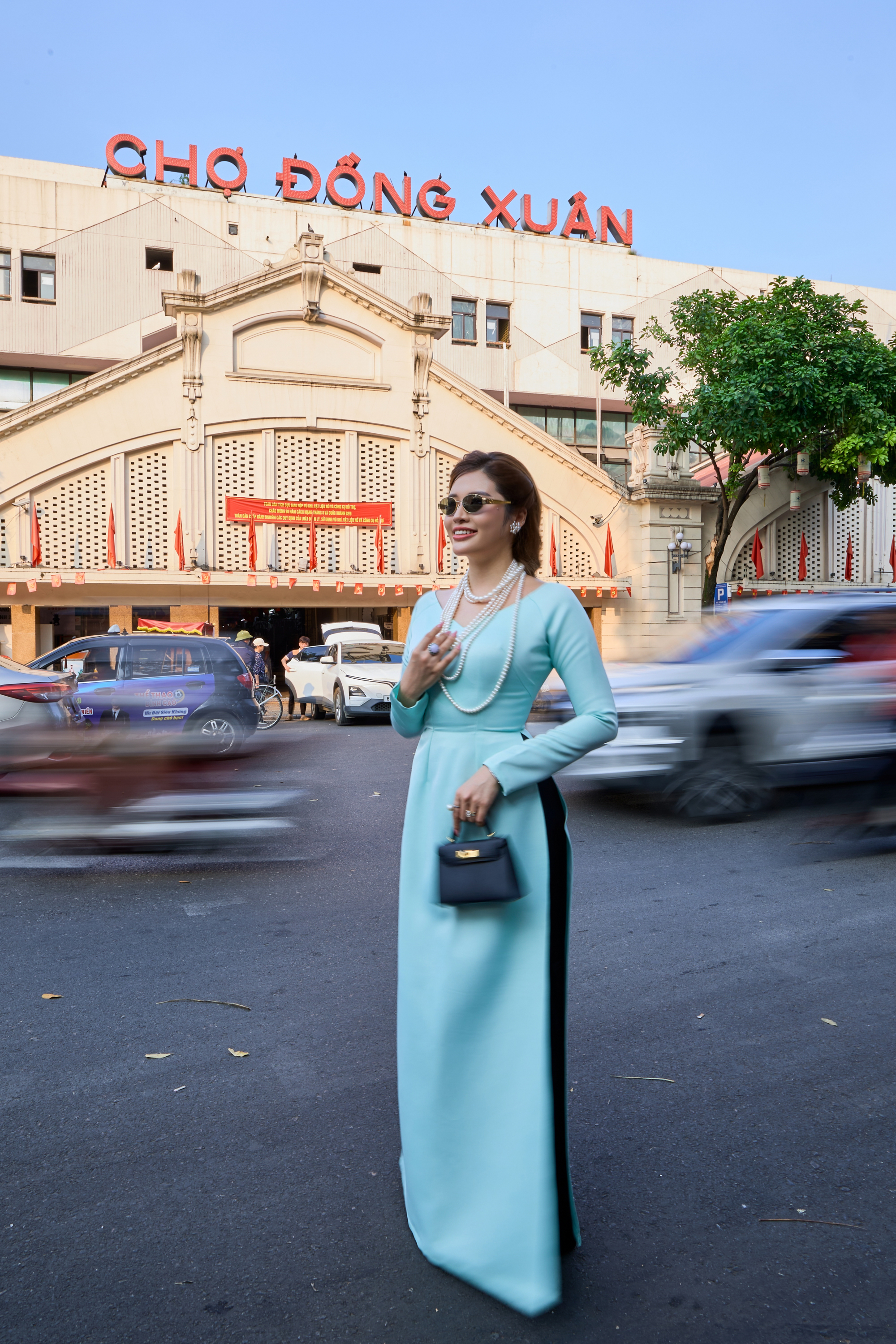 Hoa hậu Phan Hoàng Thu khoe dáng với áo dài trên phố Hà Nội- Ảnh 3.
