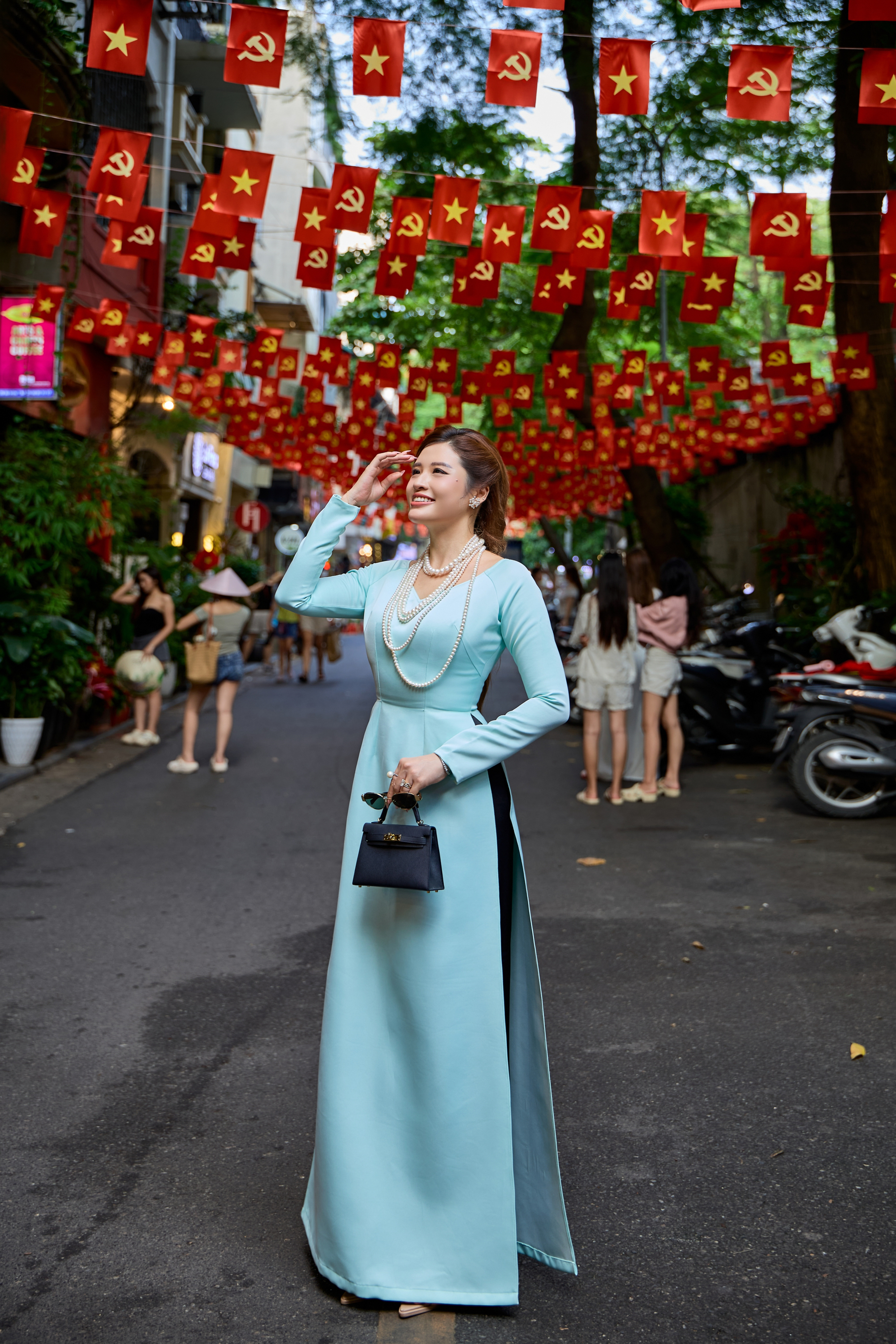 Hoa hậu Phan Hoàng Thu khoe dáng với áo dài trên phố Hà Nội- Ảnh 1.