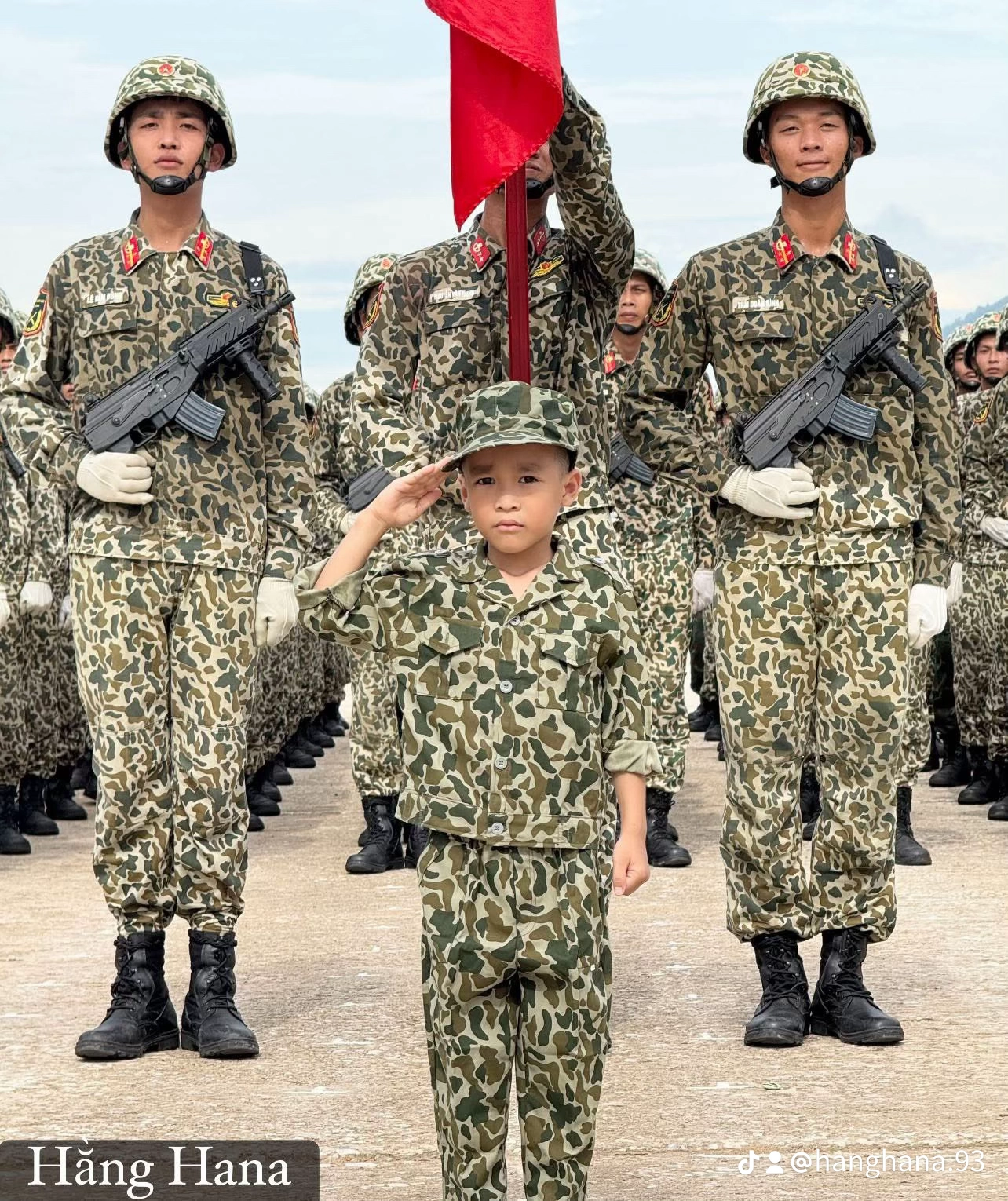 "Chiến sĩ nhí" 6 tuổi làm rạng danh khối nghỉ hè: Mùa hè ý nghĩa trong màu áo lính, được tập luyện cùng các chiến sĩ A80- Ảnh 16.