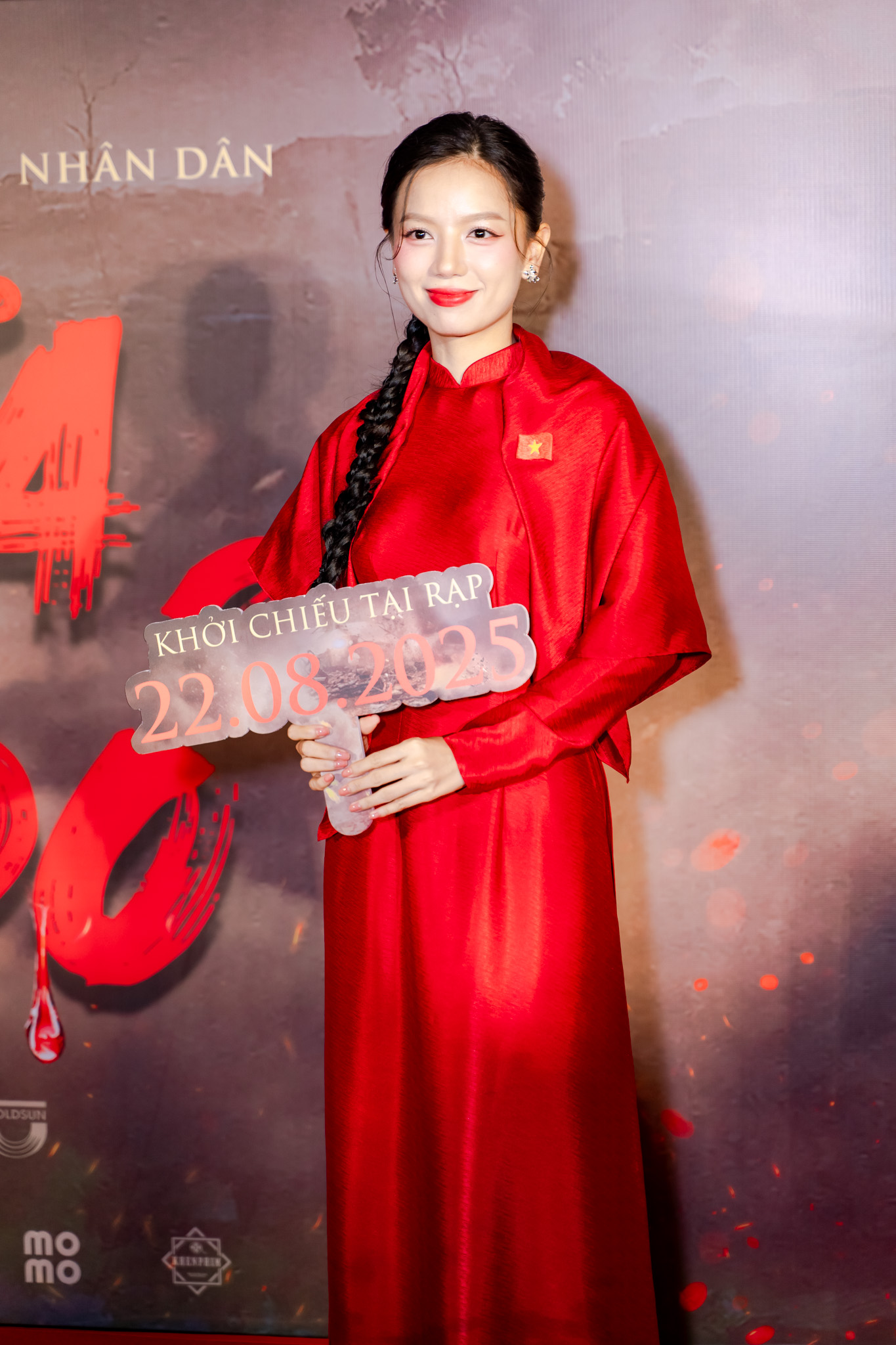 Bắt gặp cặp đôi Vbiz công khai ôm nhau giữa sự kiện: Nắm tay không rời, phim giả tình thật khó chối cãi- Ảnh 1.