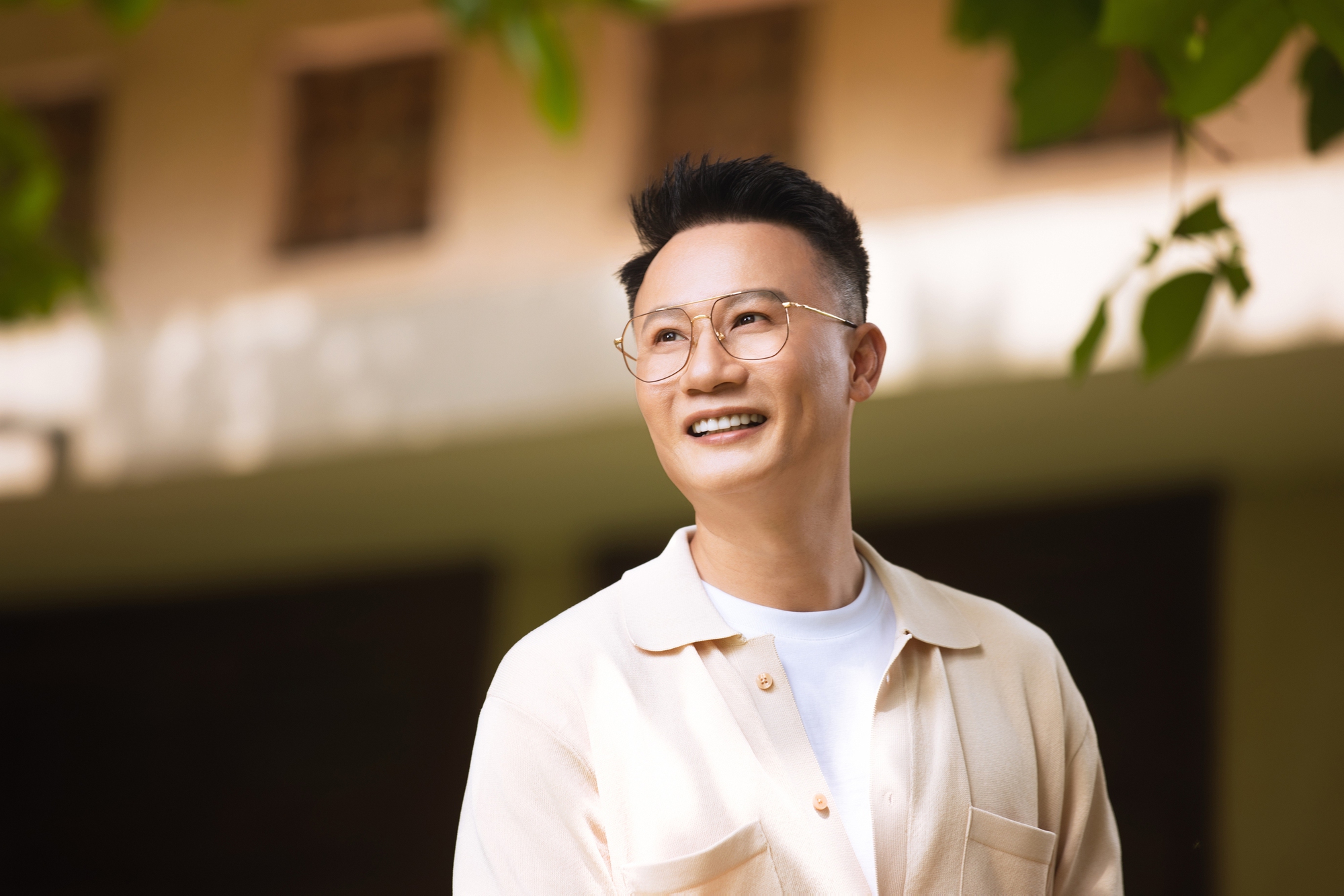 Hoàng Bách lan tỏa nụ cười Việt Nam, dùng âm nhạc để cổ vũ "sống đẹp"- Ảnh 1.