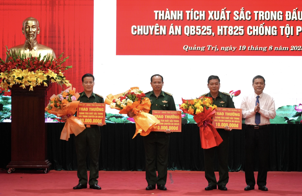 Triệt phá đường dây ma túy xuyên quốc gia , thu giữ súng và ma túy khủng - Ảnh 3.