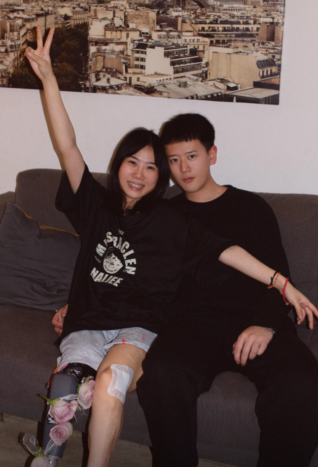 Chuyện tình “3 lần được cứu sống” của cô gái một chân và chàng lính cứu hoả điển trai - Ảnh 2. Chuyện tình “3 lần được cứu sống” của cô gái một chân và chàng lính cứu hoả điển trai - Ảnh 2.