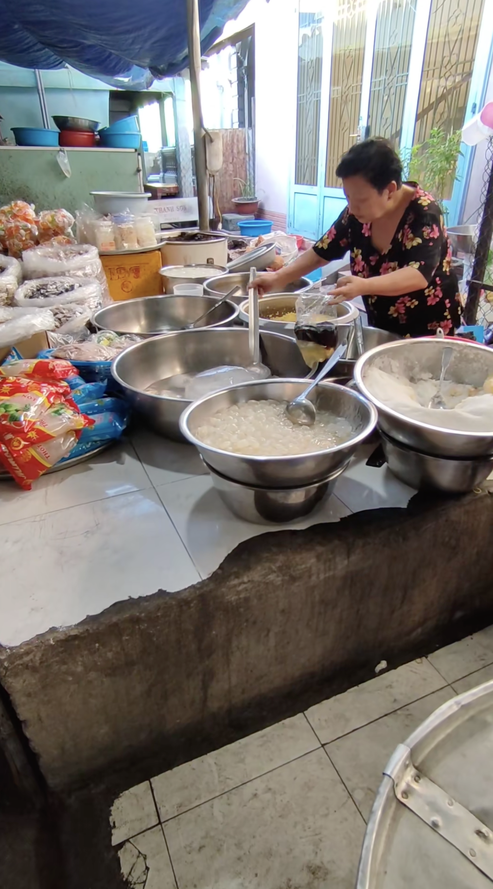 Tới miền Tây ăn vặt mà sốc: Chén chè 2 ký, bánh bò như mâm xe, viên chiên cá viên được cho nhiều hơn bán- Ảnh 1.