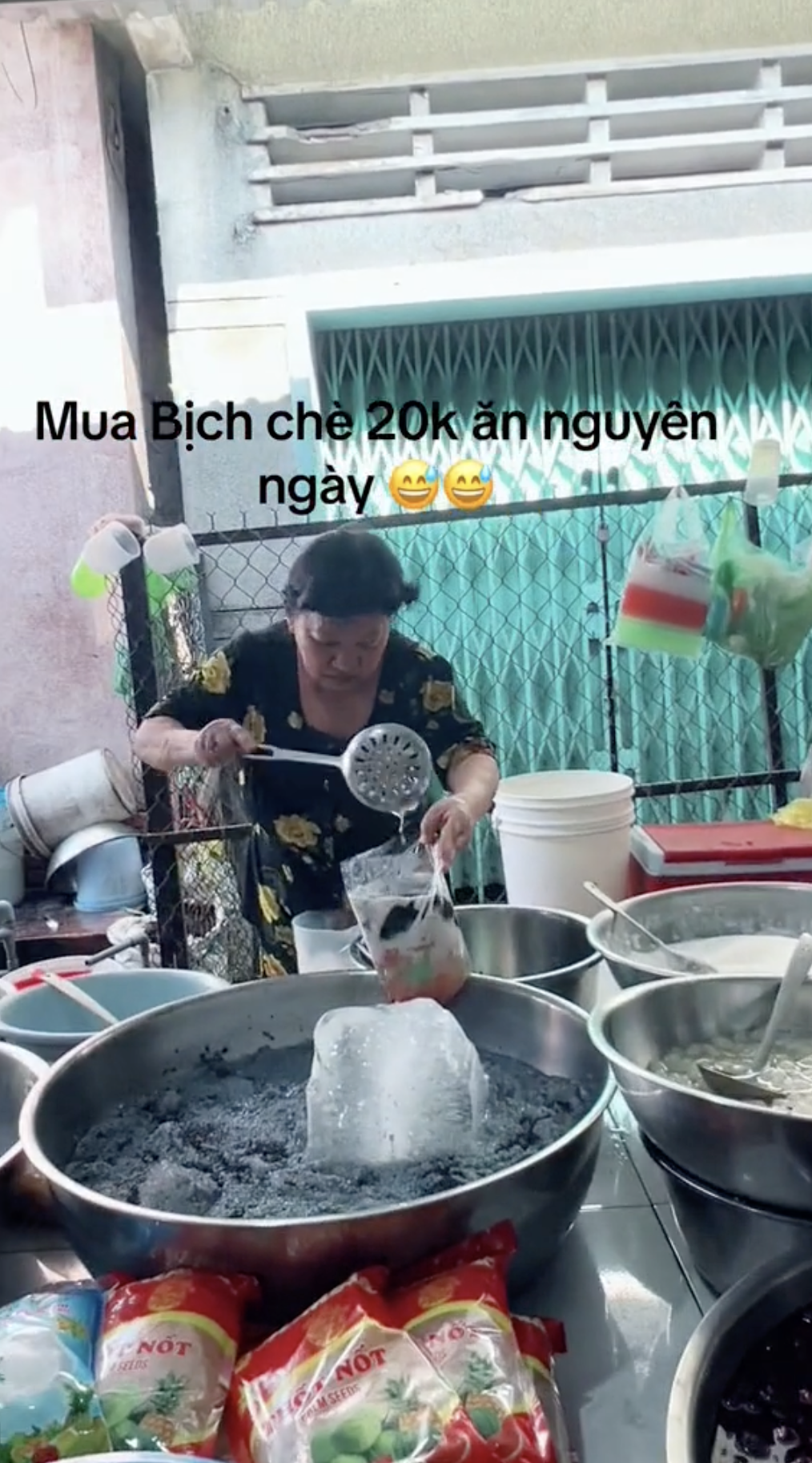 Tới miền Tây ăn vặt mà sốc: Chén chè 2 ký, bánh bò như mâm xe, viên chiên cá viên được cho nhiều hơn bán- Ảnh 2.