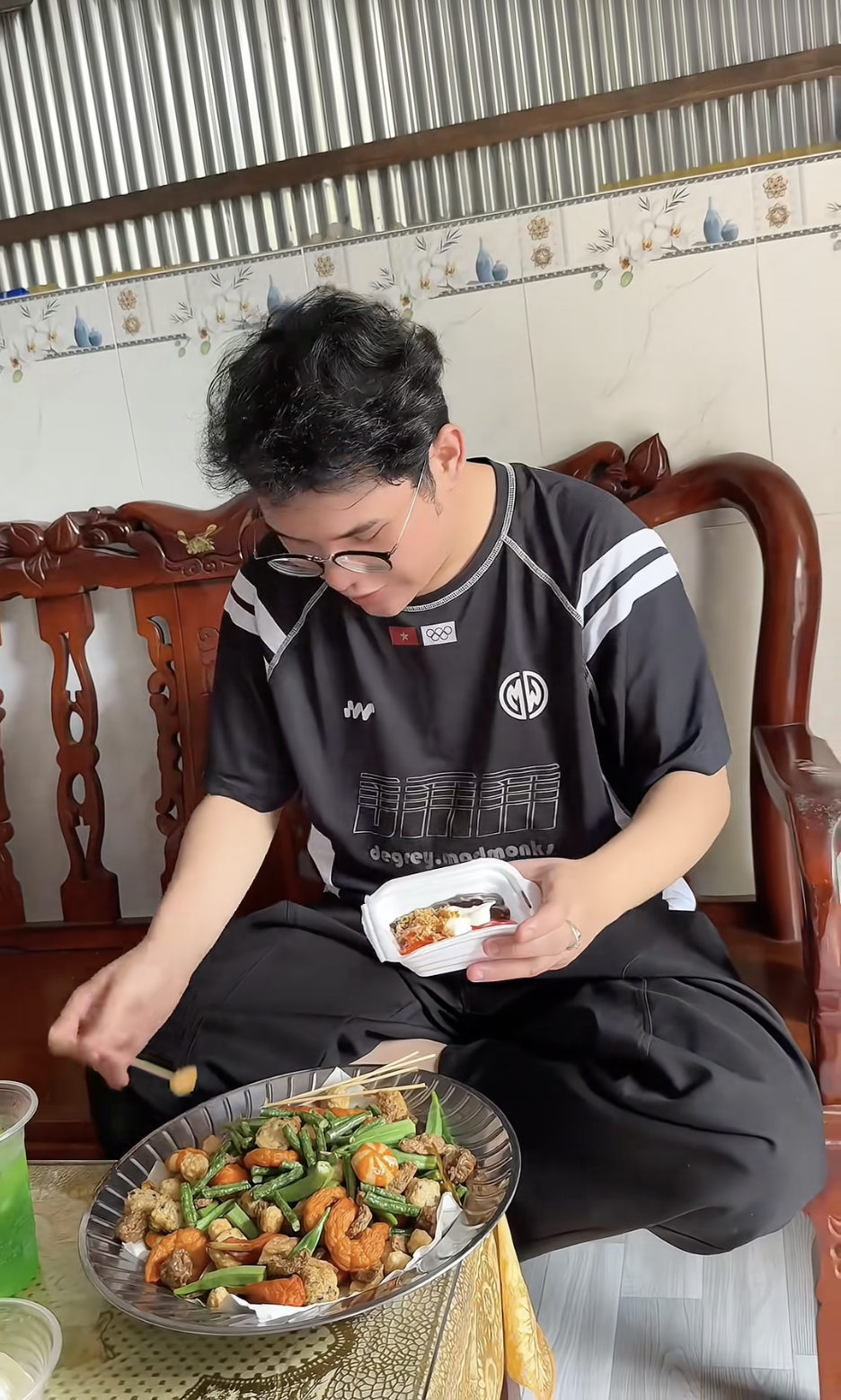 Tới miền Tây ăn vặt mà sốc: Chén chè 2 ký, bánh bò như mâm xe, viên chiên cá viên được cho nhiều hơn bán- Ảnh 5.