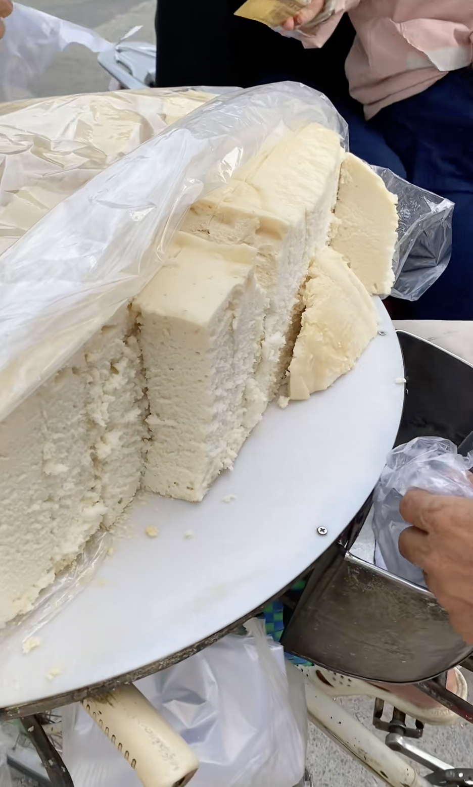 Tới miền Tây ăn vặt mà sốc: Chén chè 2 ký, bánh bò như mâm xe, viên chiên cá viên được cho nhiều hơn bán- Ảnh 10.