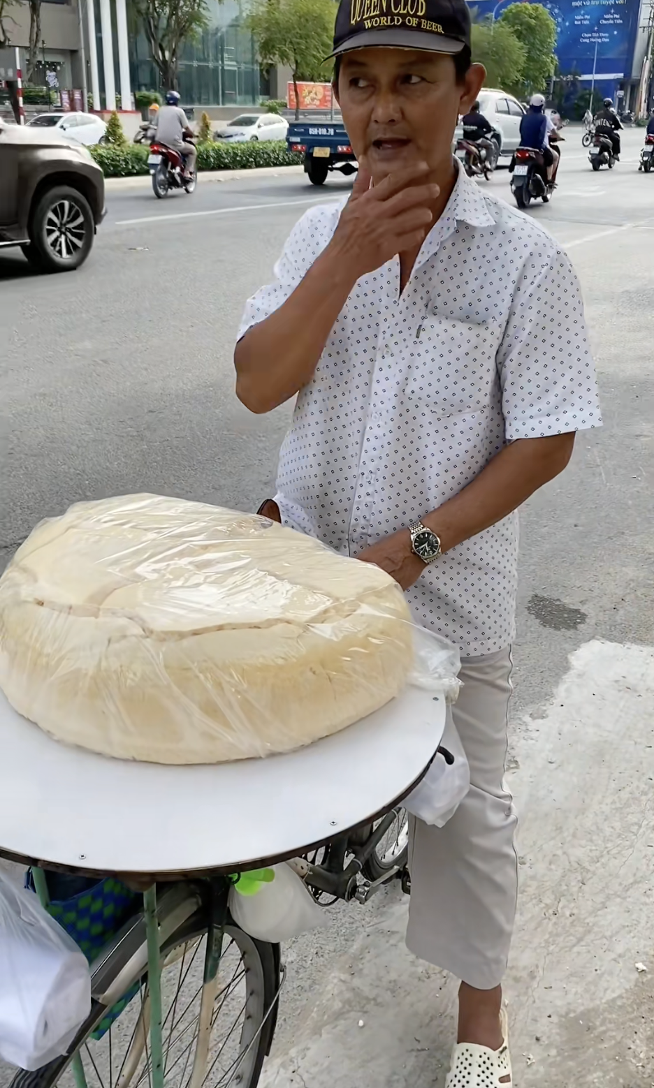 Tới miền Tây ăn vặt mà sốc: Chén chè 2 ký, bánh bò như mâm xe, viên chiên cá viên được cho nhiều hơn bán- Ảnh 9.