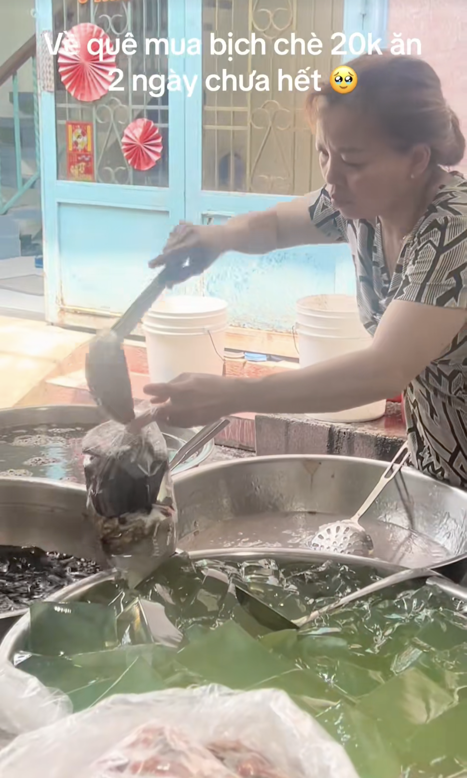 Tới miền Tây ăn vặt mà sốc: Chén chè 2 ký, bánh bò như mâm xe, viên chiên cá viên được cho nhiều hơn bán- Ảnh 3.