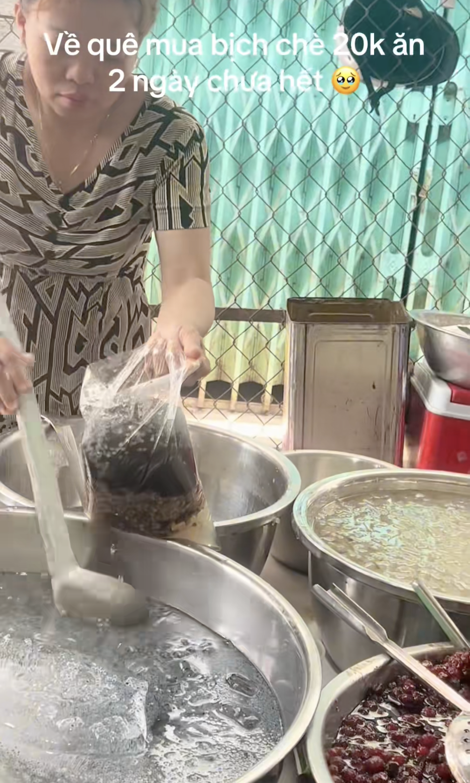 Tới miền Tây ăn vặt mà sốc: Chén chè 2 ký, bánh bò như mâm xe, viên chiên cá viên được cho nhiều hơn bán- Ảnh 4.