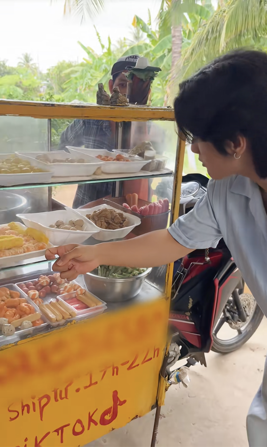 Tới miền Tây ăn vặt mà sốc: Chén chè 2 ký, bánh bò như mâm xe, viên chiên cá viên được cho nhiều hơn bán- Ảnh 7.