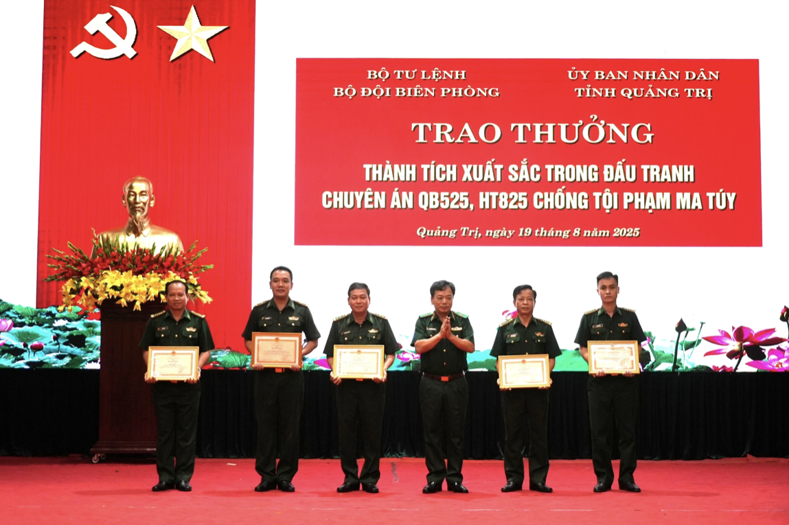 Triệt phá đường dây ma túy xuyên quốc gia , thu giữ súng và ma túy khủng - Ảnh 2.