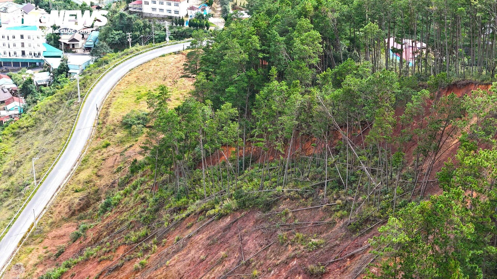 Sạt lở Lâm Đồng đe dọa khu dân cư Păng Tiêng , người dân lo lắng từng ngày - Ảnh 1.