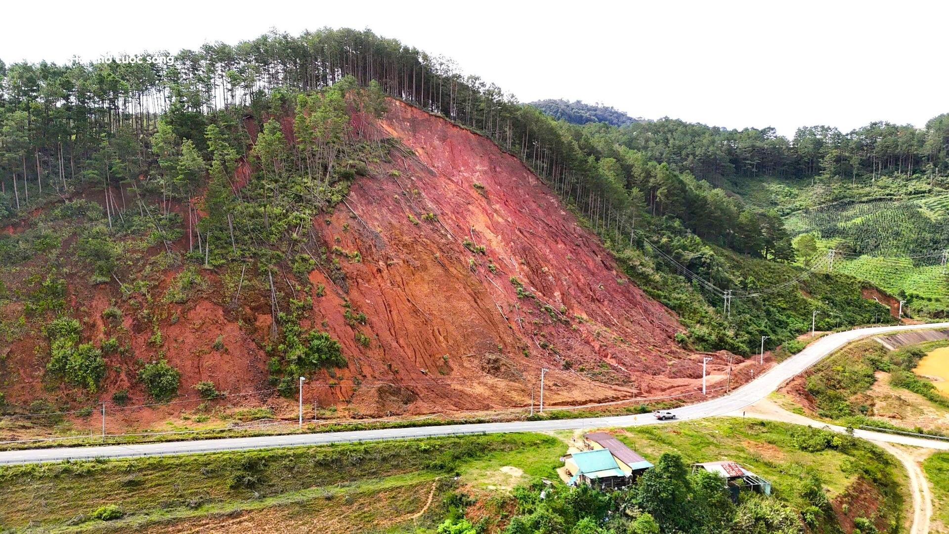 Sạt lở Lâm Đồng đe dọa khu dân cư Păng Tiêng , người dân lo lắng từng ngày - Ảnh 3.