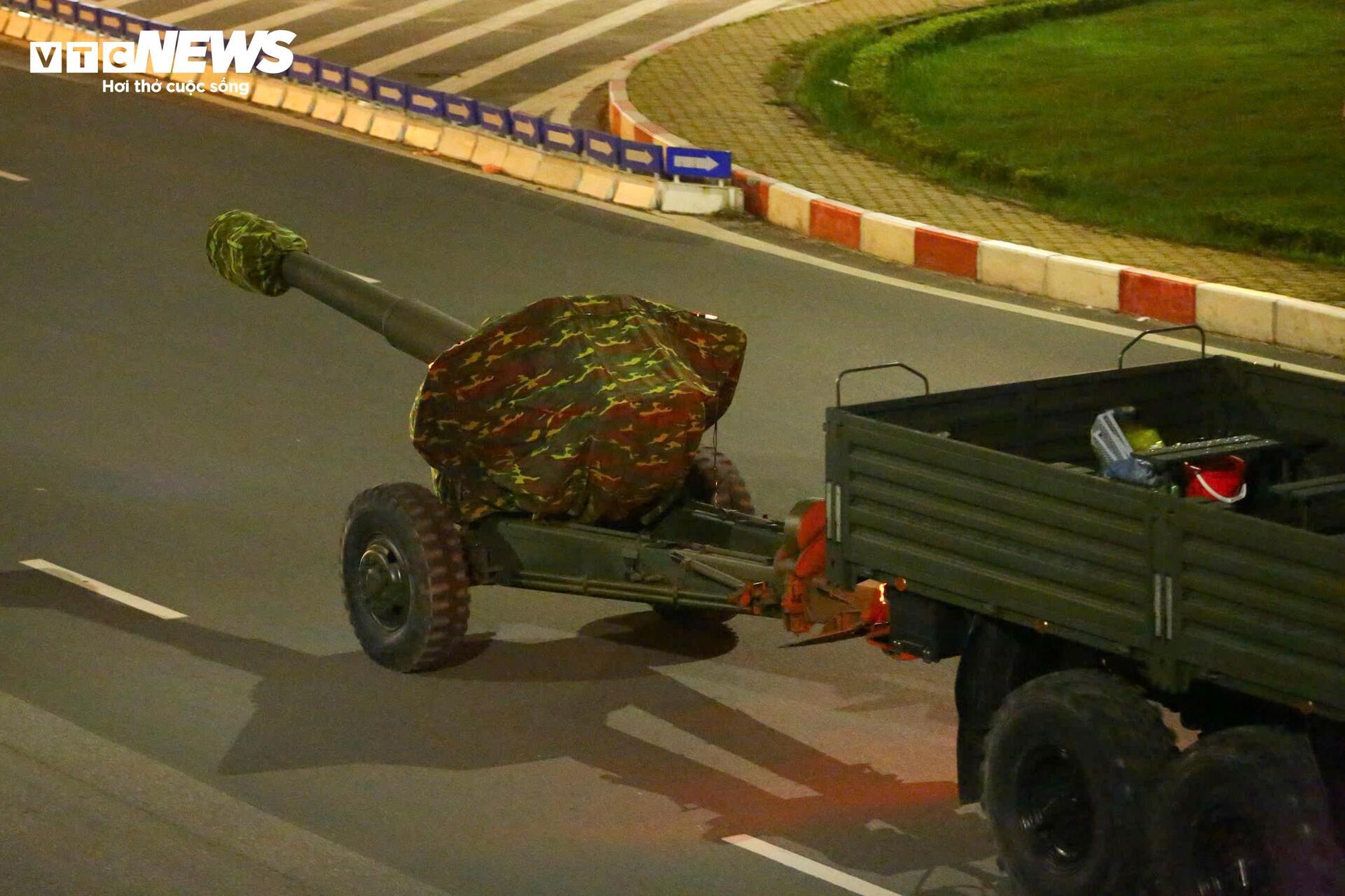 Rầm rập đêm Hà Nội: Đoàn xe quân sự chuẩn bị cho lễ diễu hành A80 - Ảnh 11.