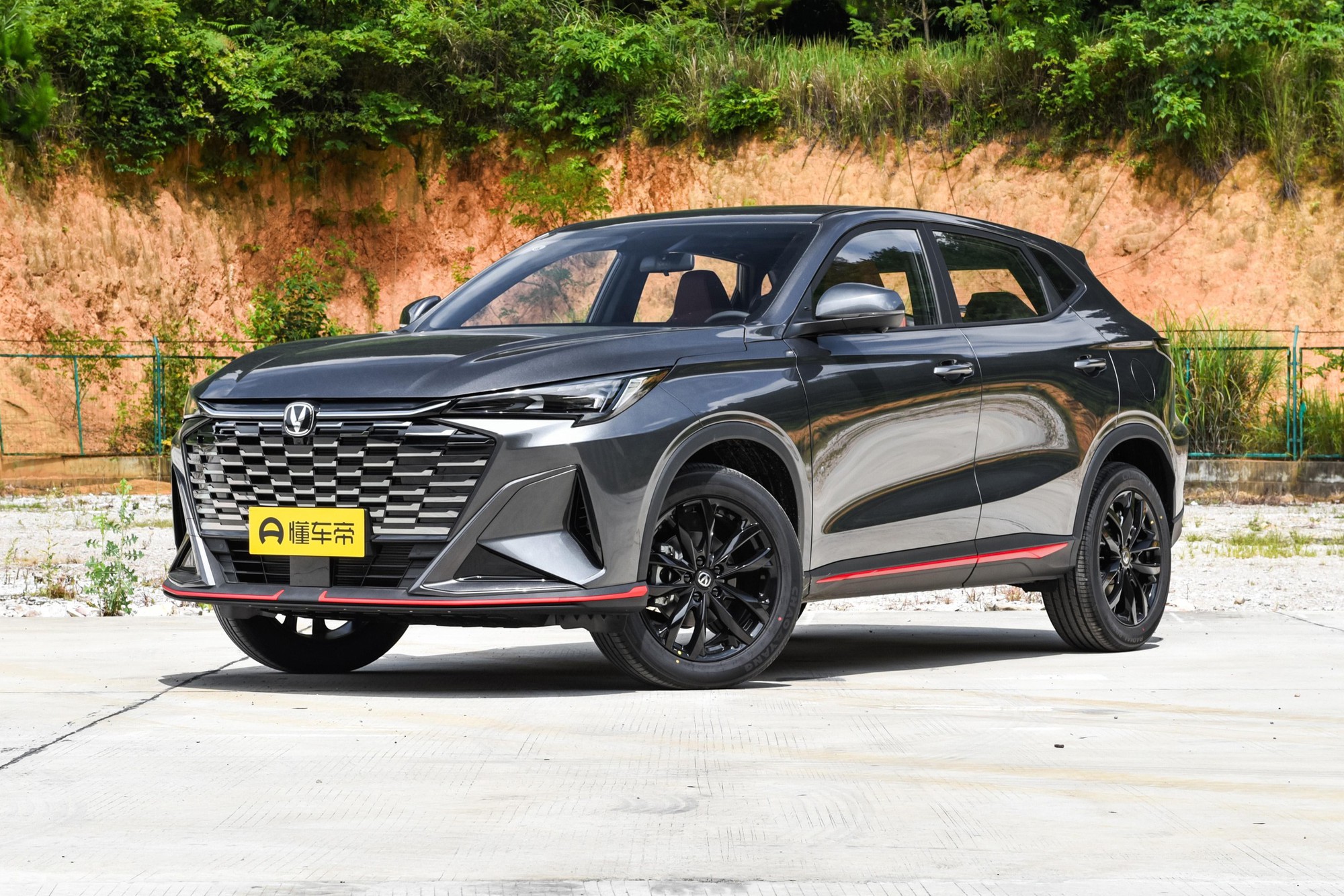 'Ông trùm' xe tải tại Việt Nam trình làng mẫu SUV đối thủ của Mazda CX-5: giá chưa tới 300 triệu đồng - Ảnh 1.