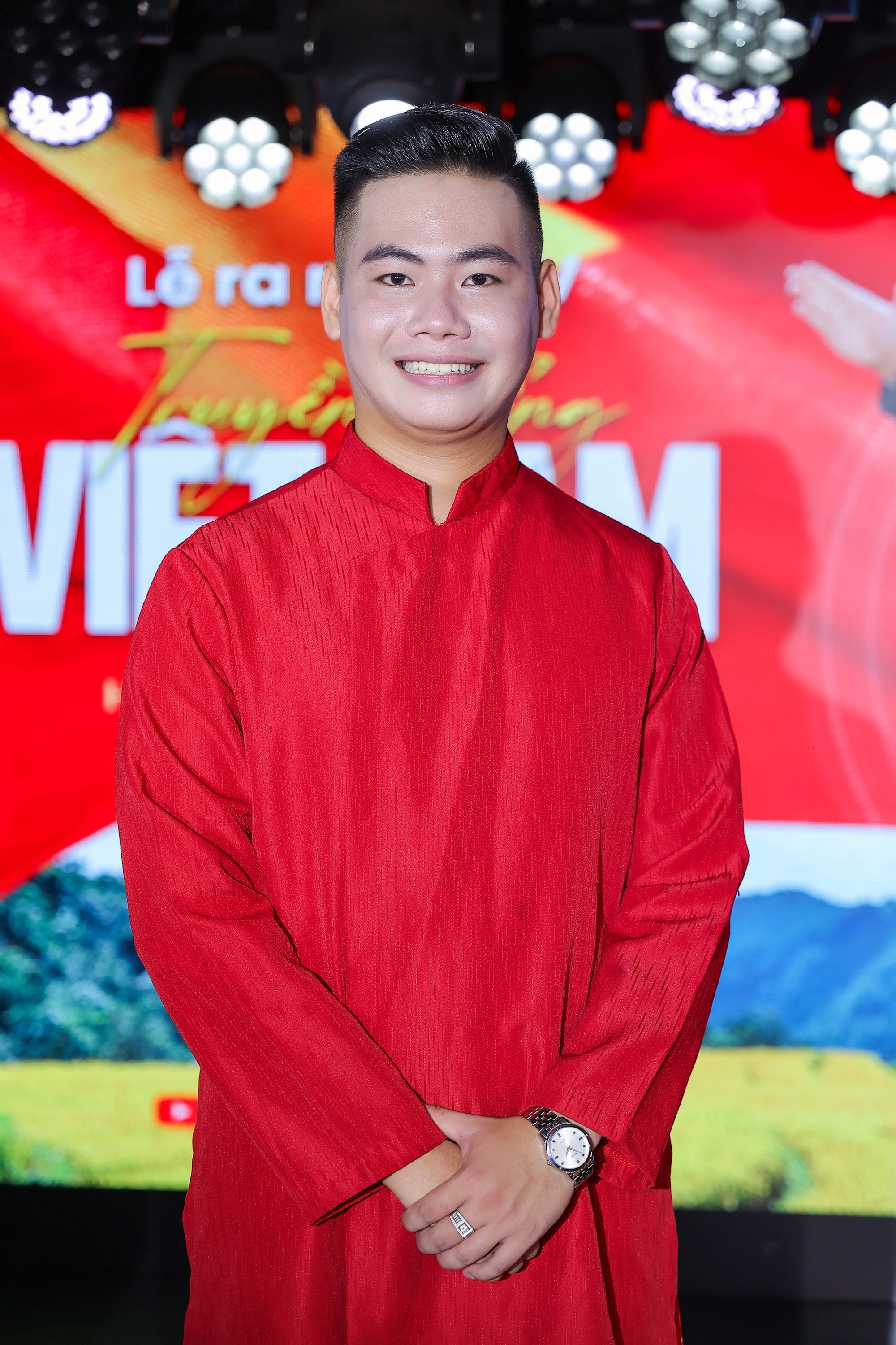 Ca sĩ đoạt Huy chương Vàng quốc tế Dương Minh Quý ra mắt MV đậm dấu ấn lịch sử, tự hào dân tộc - Ảnh 2.