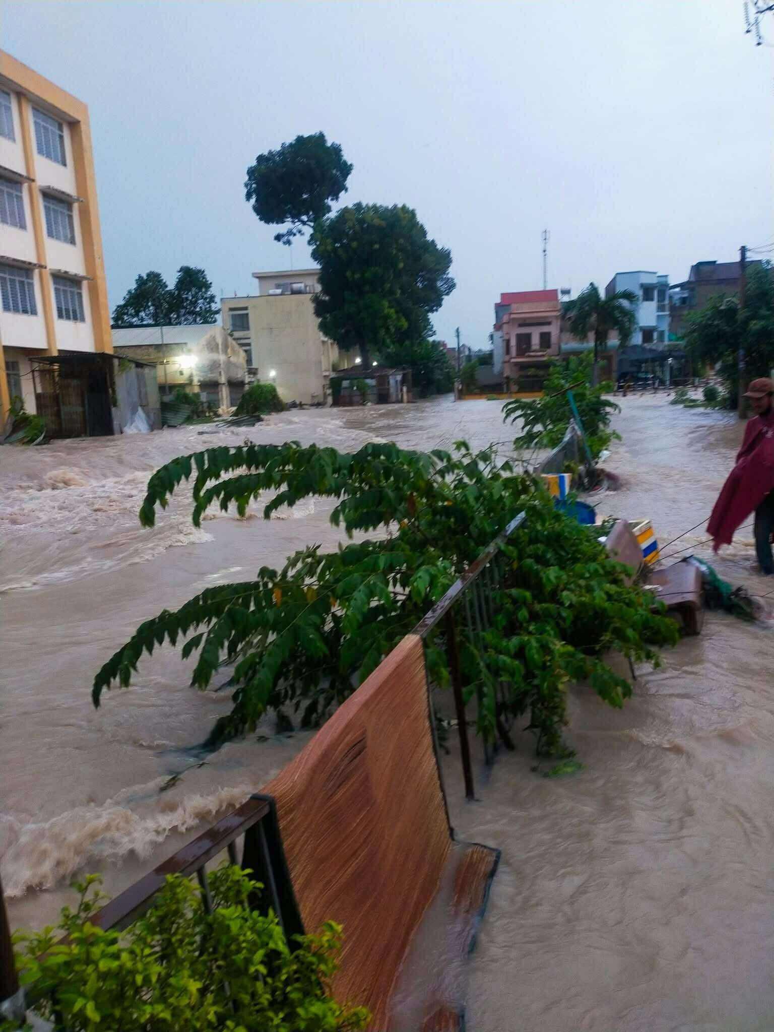 Nhiều nhà dân ở Đồng Nai chìm trong "biển nước", đường phố kẹt cứng - Ảnh 2.